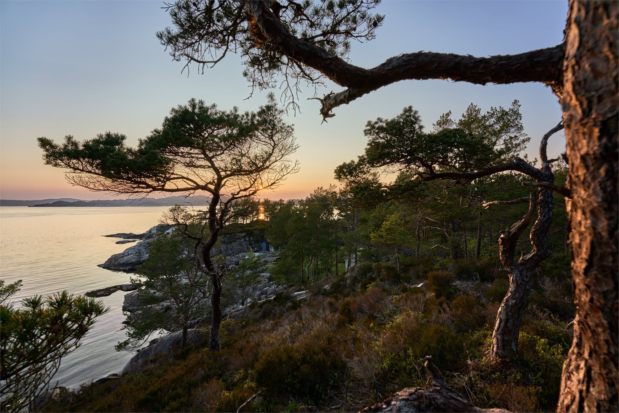 - Lange sommerkvelder og nydelige solnedganger kan nytes fra egen eiendom -