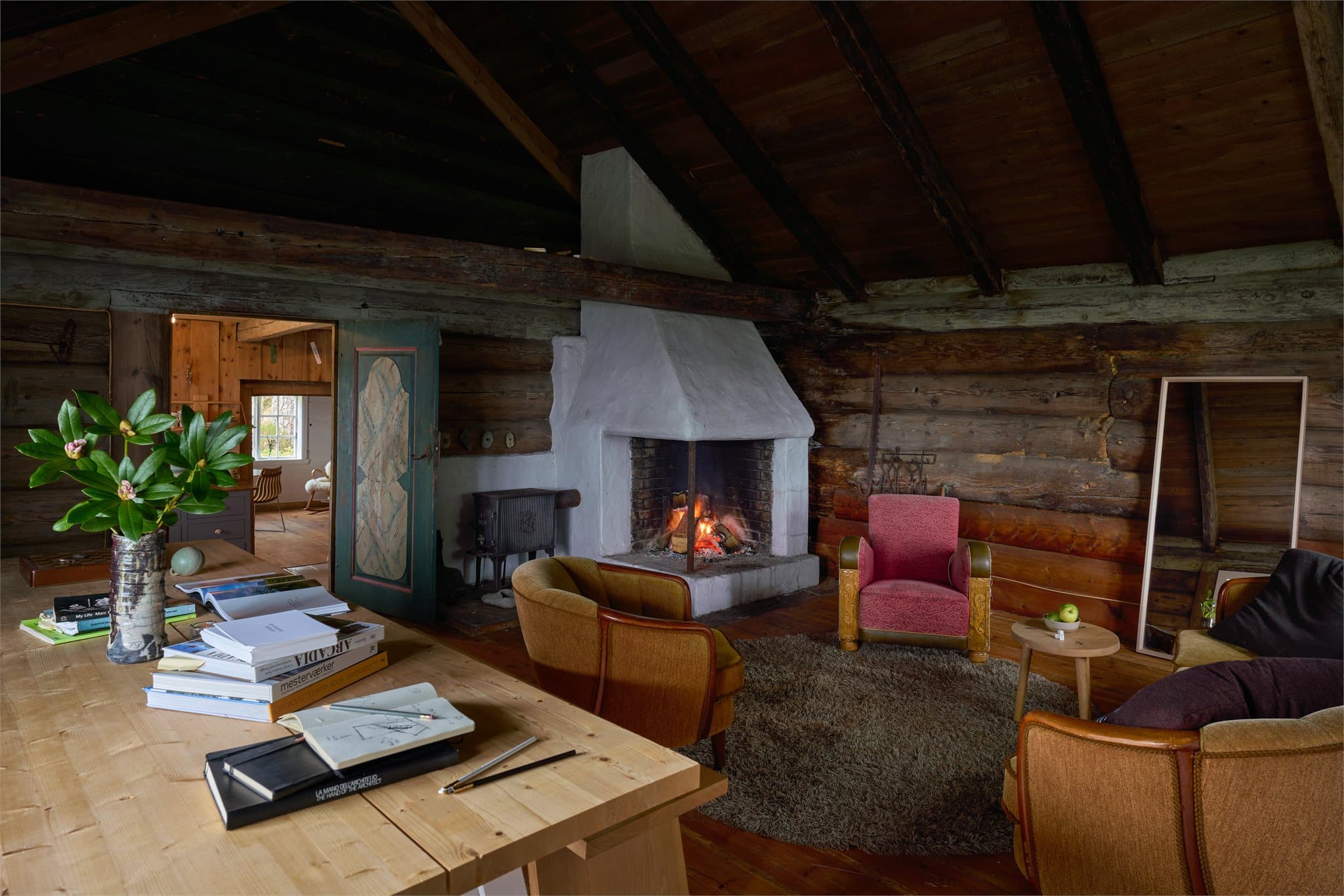 - Vakker, historisk peis som bidrar til en hyggelig atmosfære -