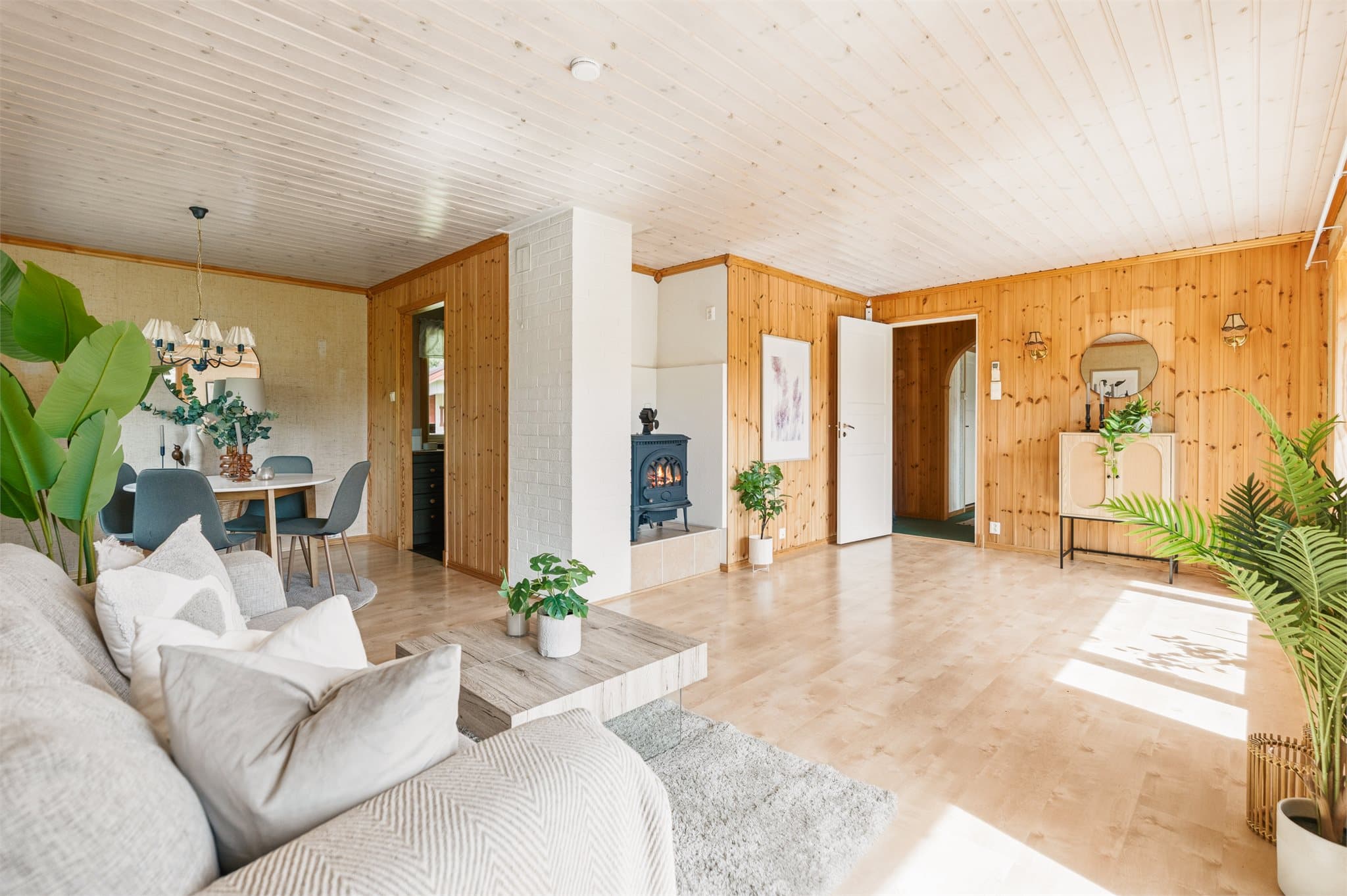 Romslig og innbydende stue med store vindusflater som slipper inn rikelig med naturlig lys.