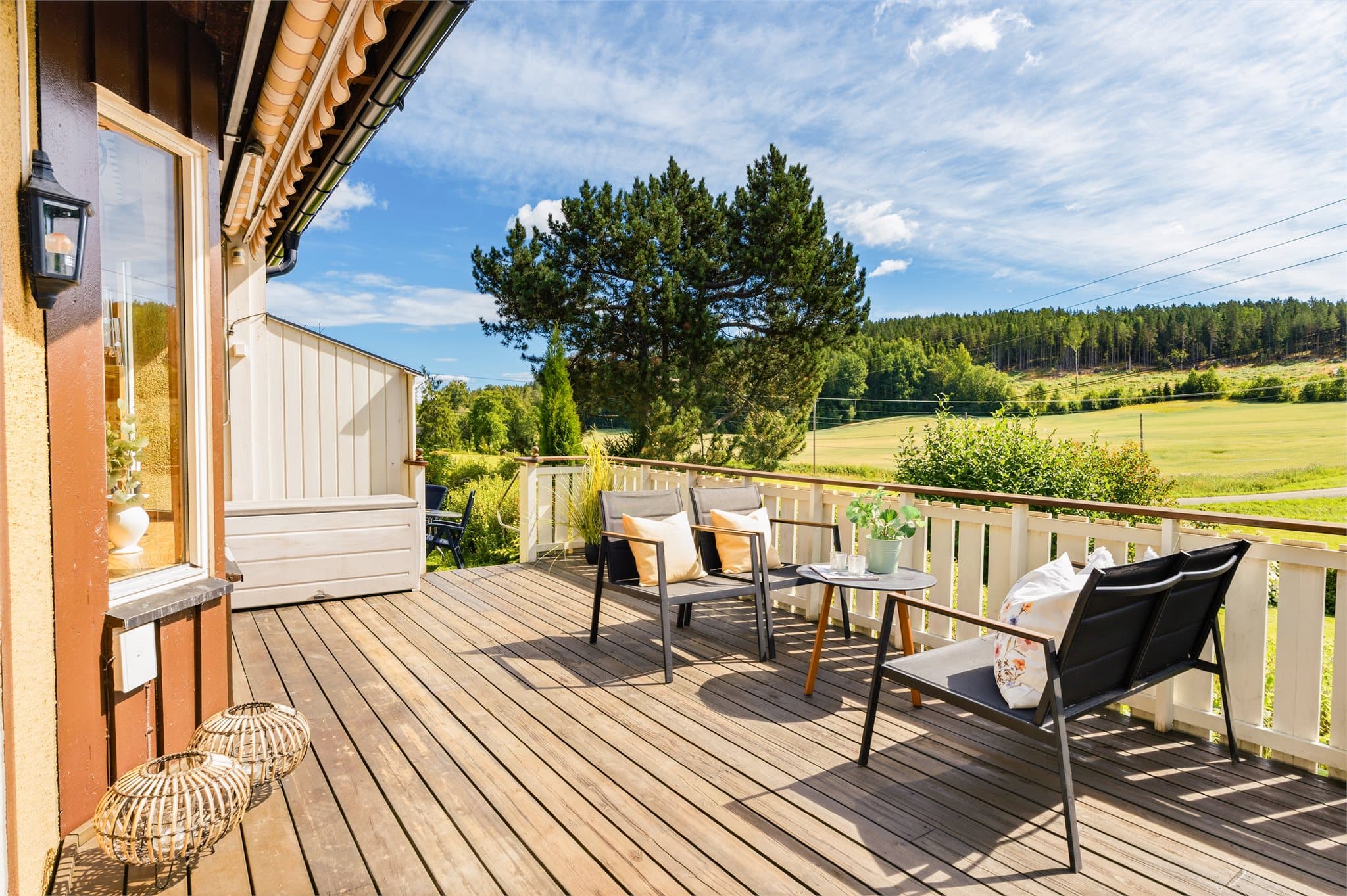 Romslig terrasse med plass til utemøbler, grill og annet!