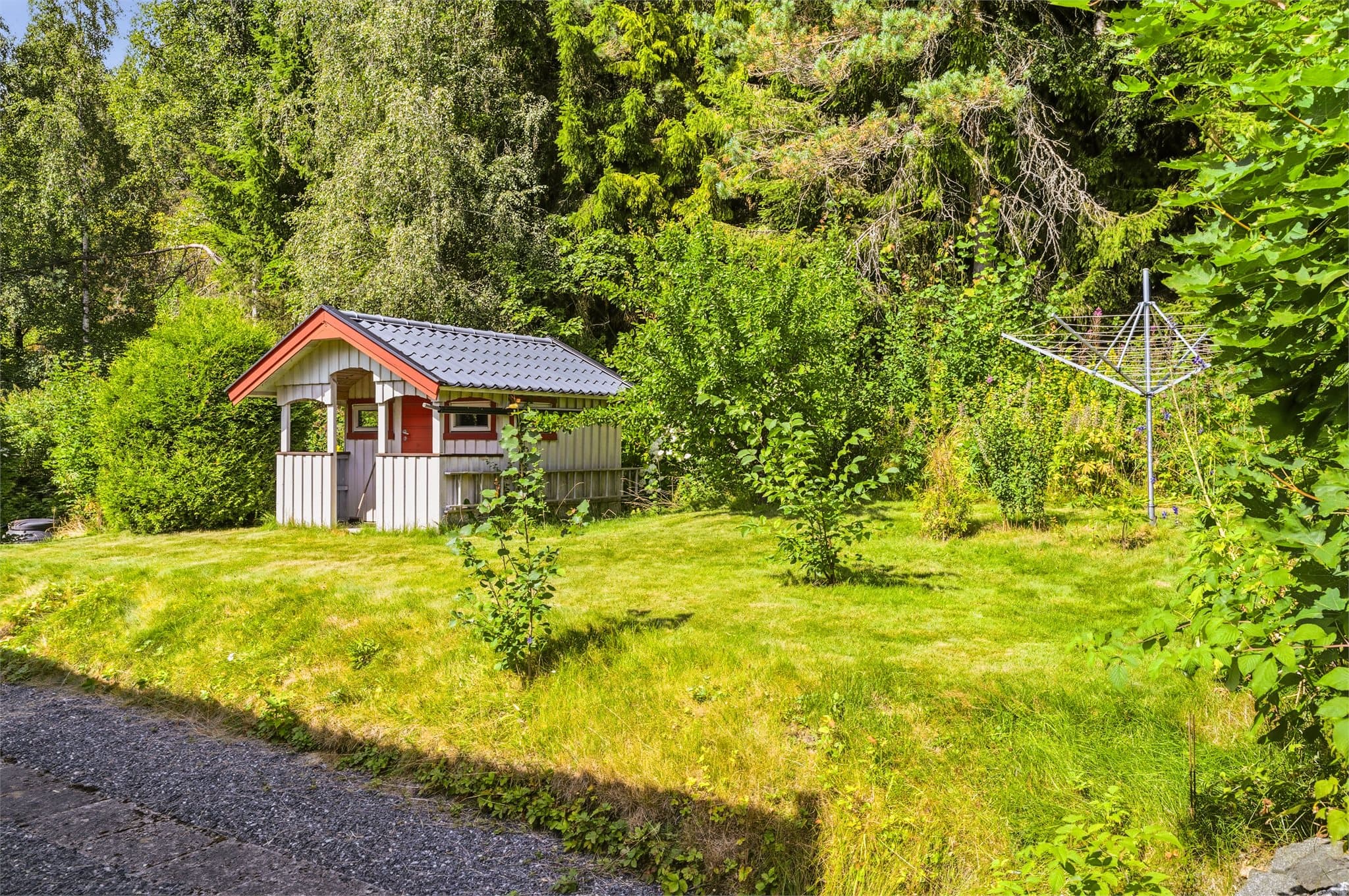 I hagen er det bygget en utvendig bod!
