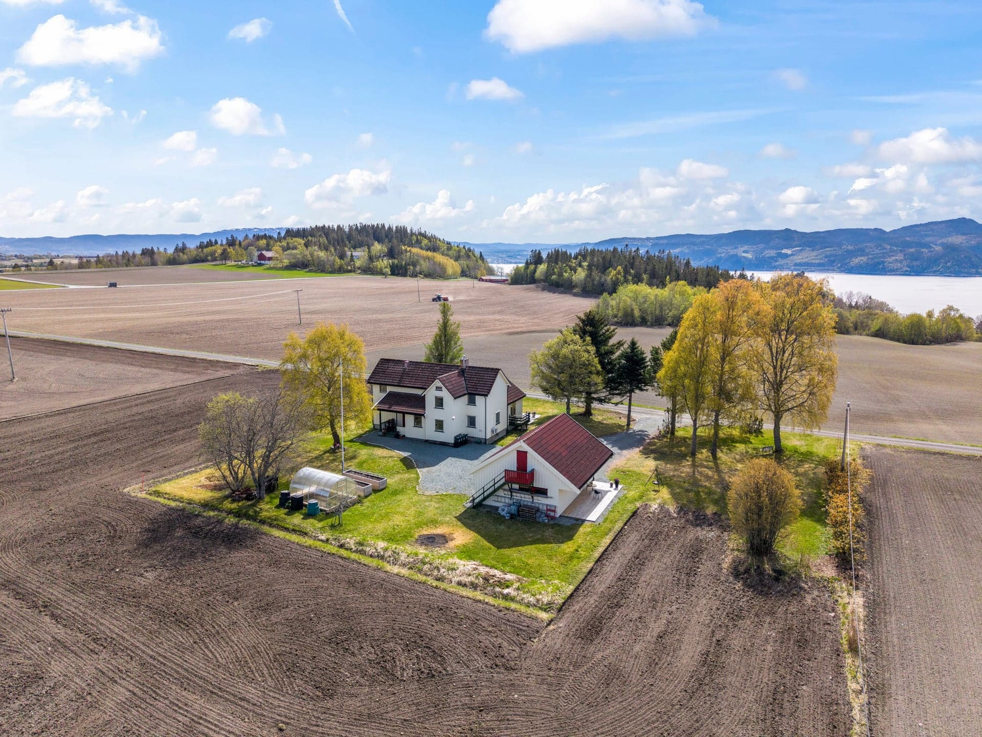 Innholdsrik eiendom med idyllisk og naturskjønn beliggenhet i rolige omgivelser.