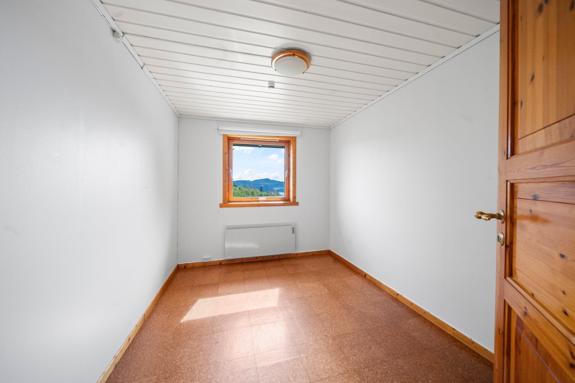 Rommene byr på vakker utsikt mot naturen og de omkringliggende omgivelsene.