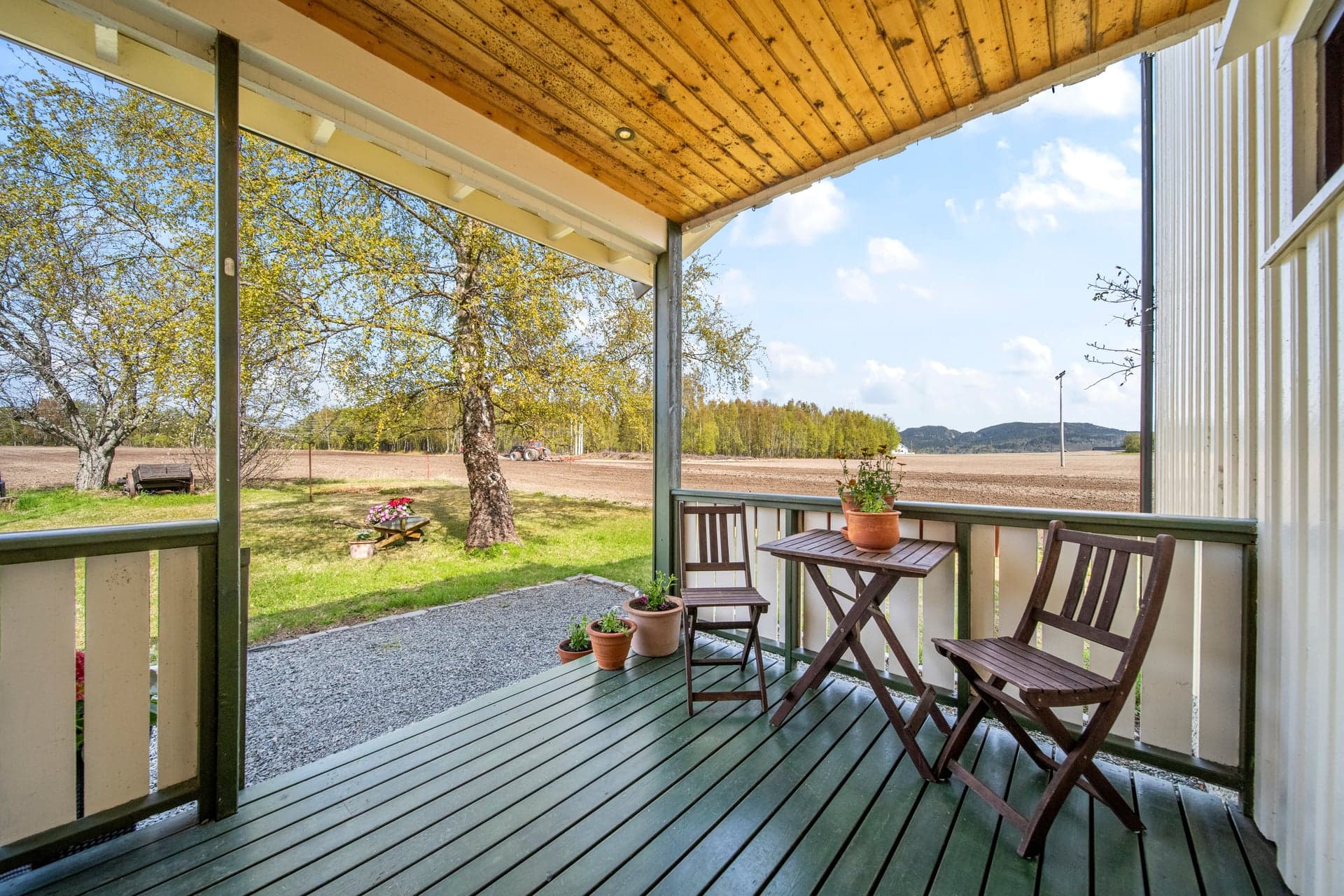 Et innbydende inngangsparti med terrasse gir en lun og hyggelig velkomst.