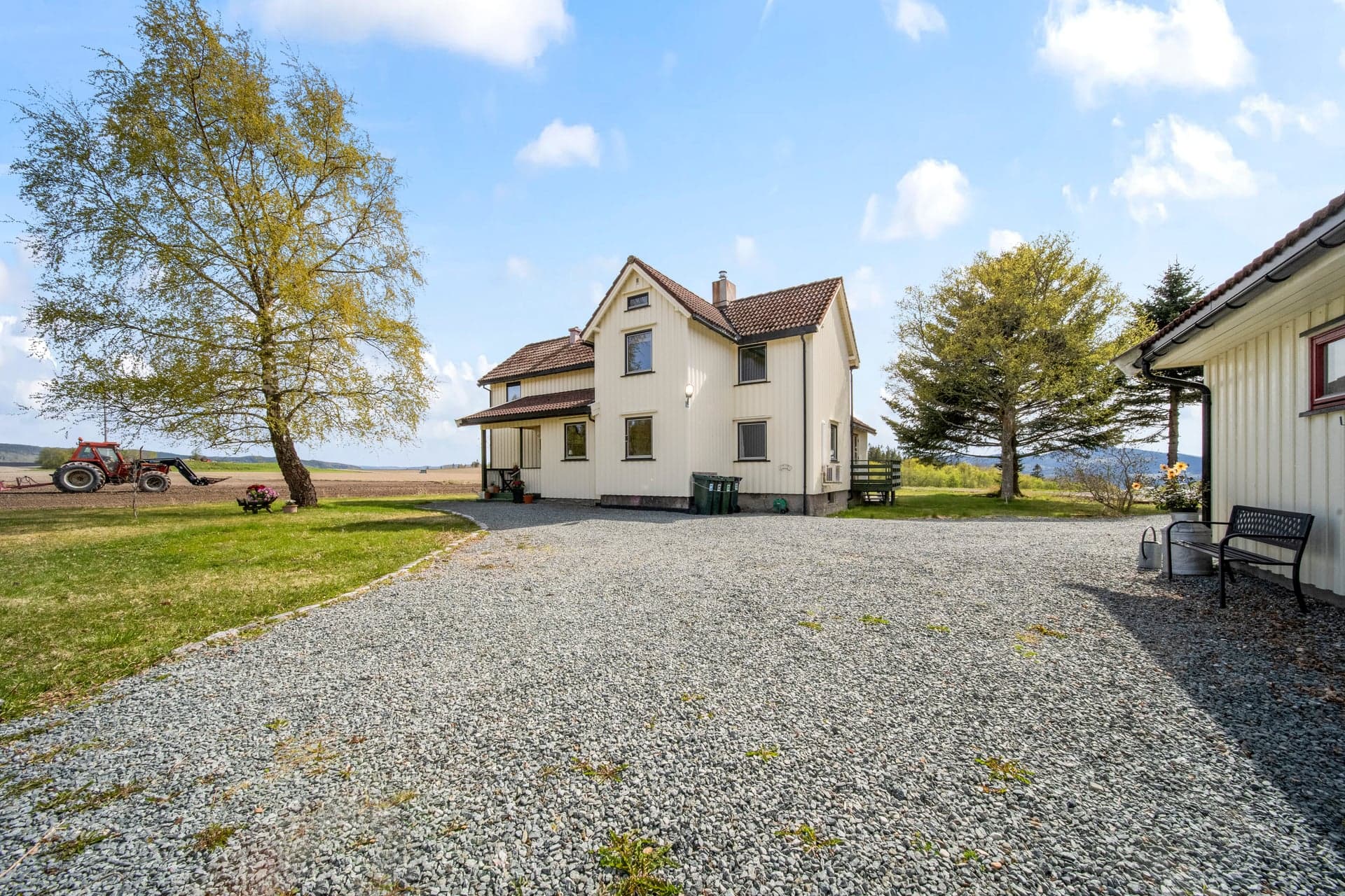 Eiendommen består av et stort og sjarmerende hus som går over tre plan, garasje, drivhus og flotte uteområder.