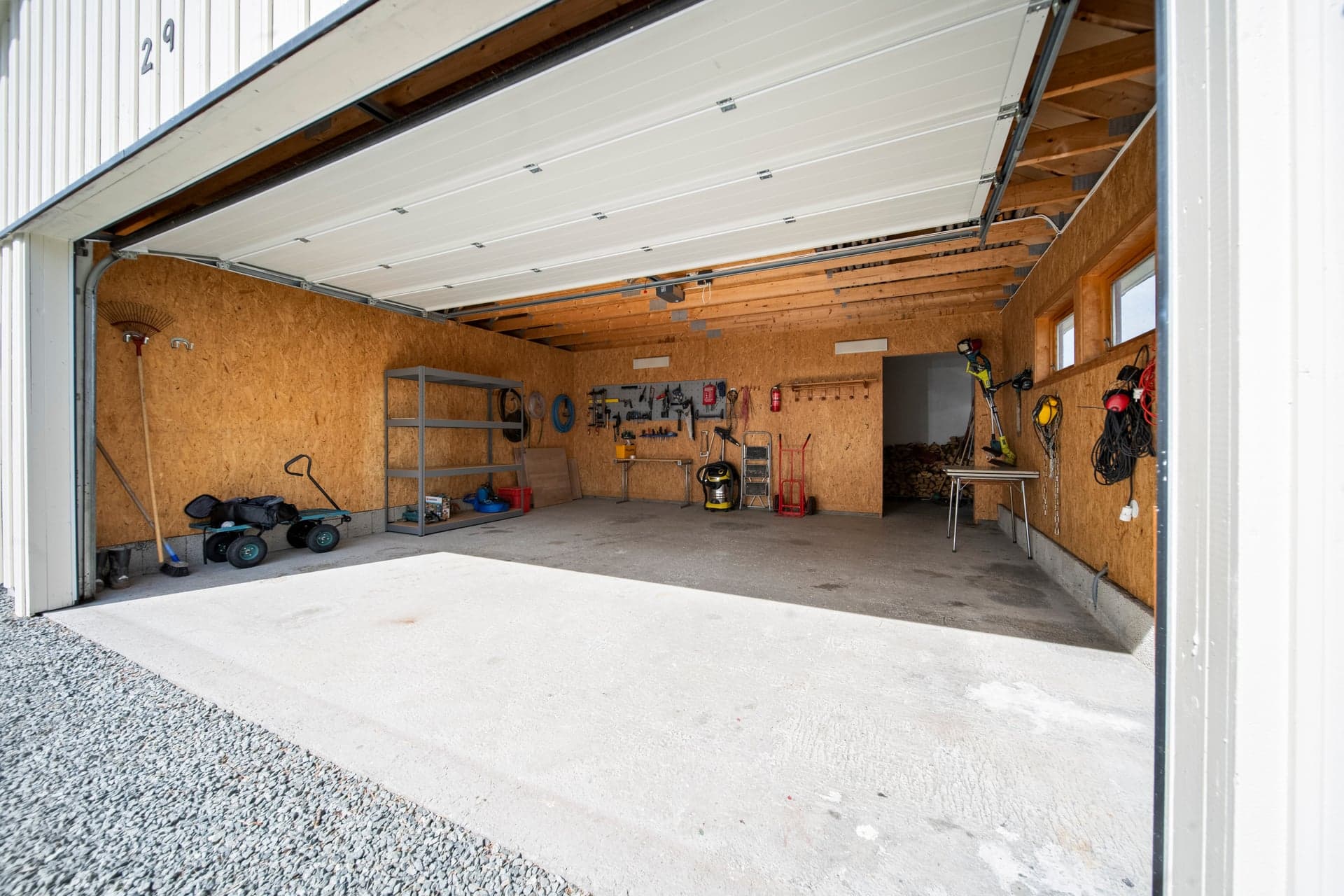 Eiendommen har en romslig garasje med god plass til både bil og oppbevaring. Garasjen har et loft med et gulvareal på 33 kvm. På grunn av lav takhøyde er arealet ikke medregnet som bruksareal.