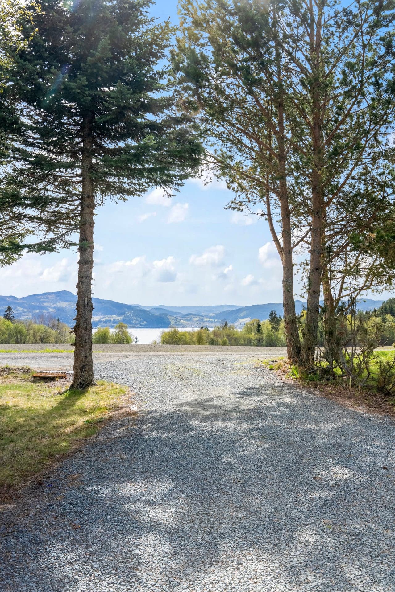 Her bor du i åpne og fredelige omgivelser med flott utsikt mot sjøen. Eiendommen har en helt unik nærhet til naturen.