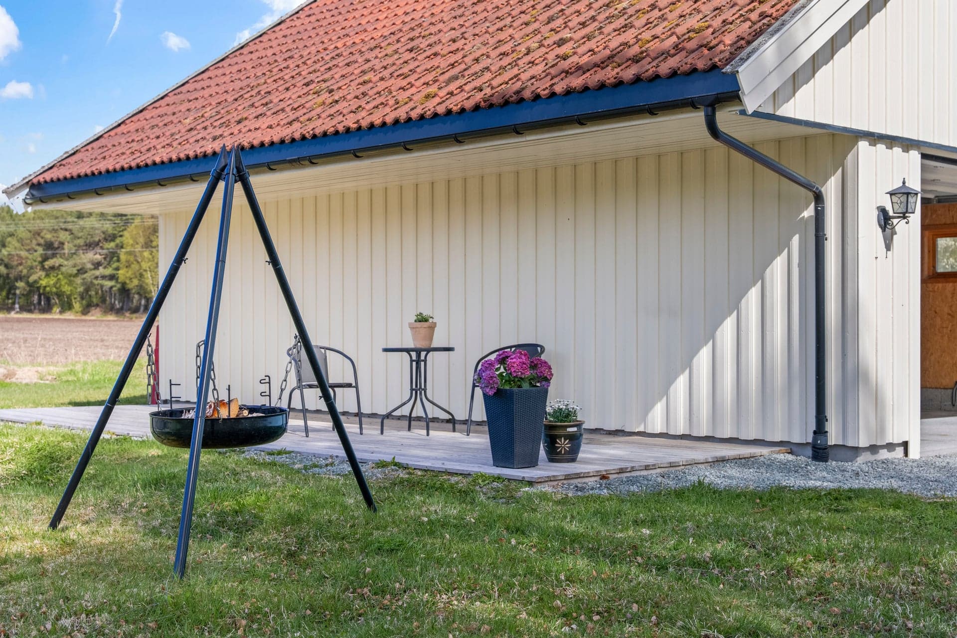 Utenfor garasjen ligger en markterrasse som gir fine rammer for utemøbler og sosiale stunder.