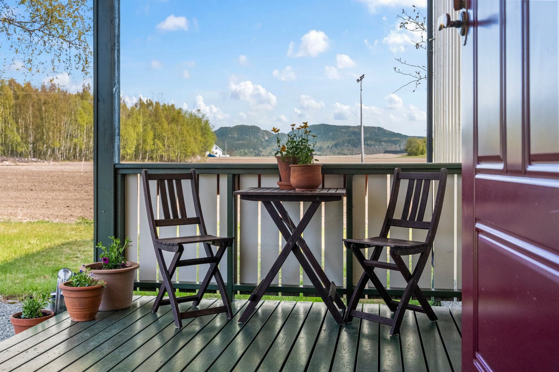 Ved inngangspartiet er det god plass til møblering. Her kan morgenkaffen nytes mens man beundrer de vakre omgivelsene.