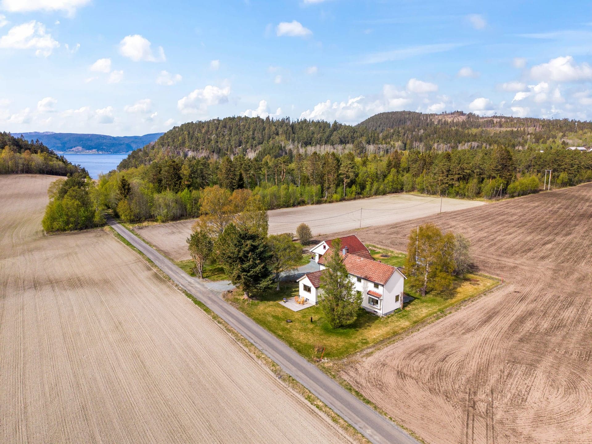 Her får du en flott eiendom med mange fine uteplasser, gode solforhold og flott utsikt mot sjøen. Deler av åkeren inngår i eiendommen, se gårdskart fra NIBIO som ligger vedlagt salgsoppgaven.