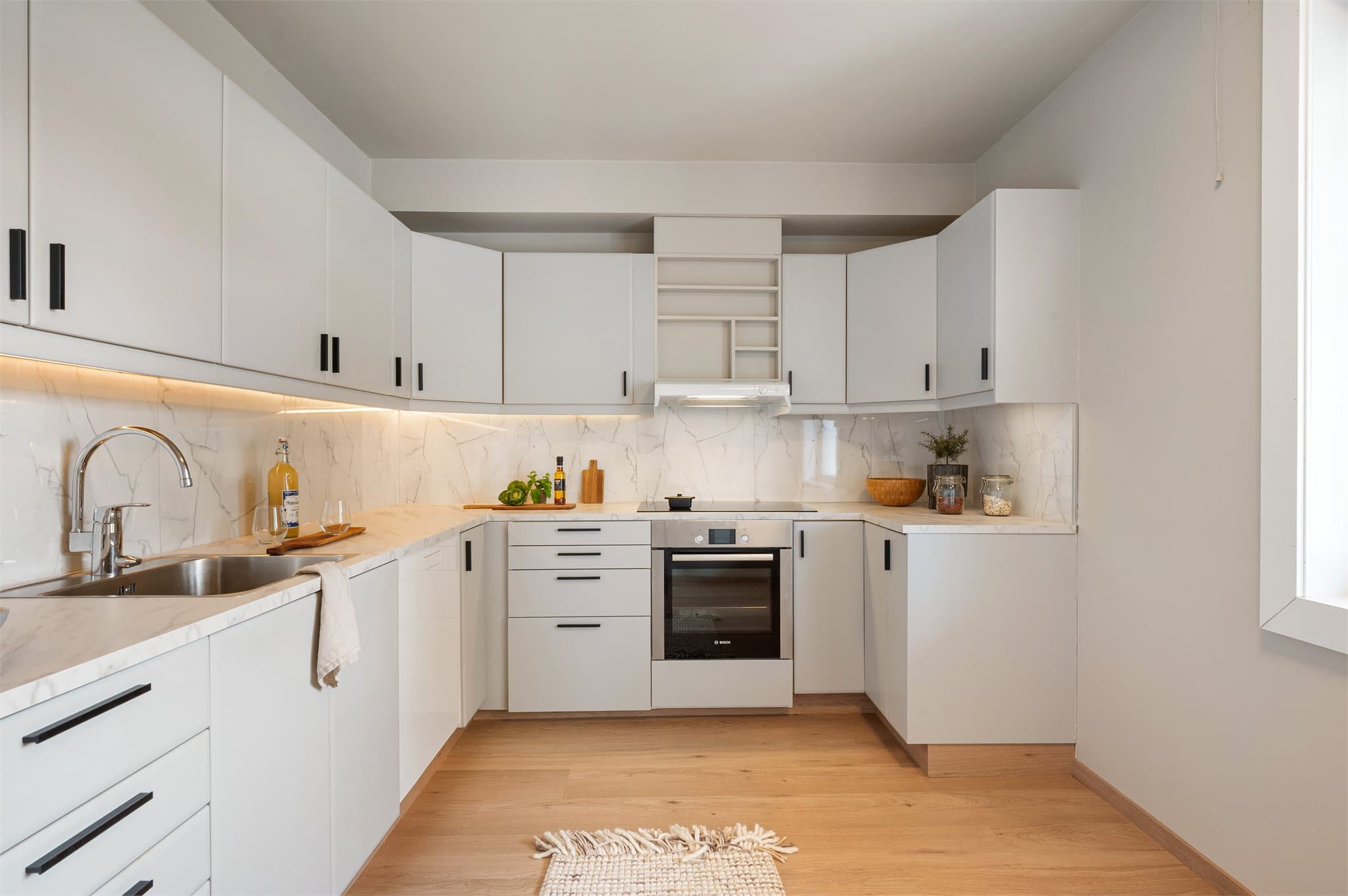 - Kjøkkenet har slette fronter og benkeplate i laminat -