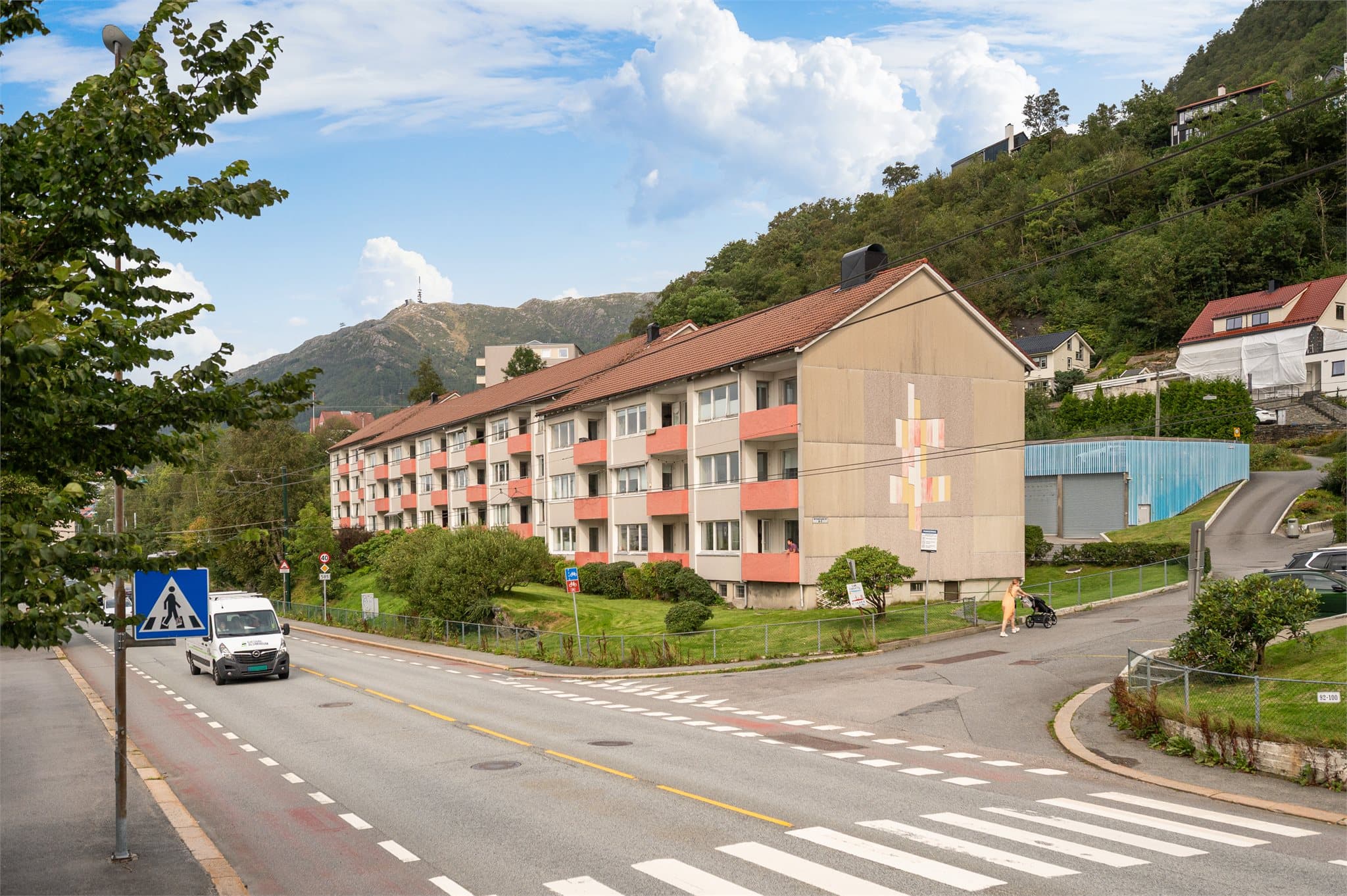 - Borettslaget har godt med parkeringsplasser. Parkeringsanlegget ligger like bak bygget -