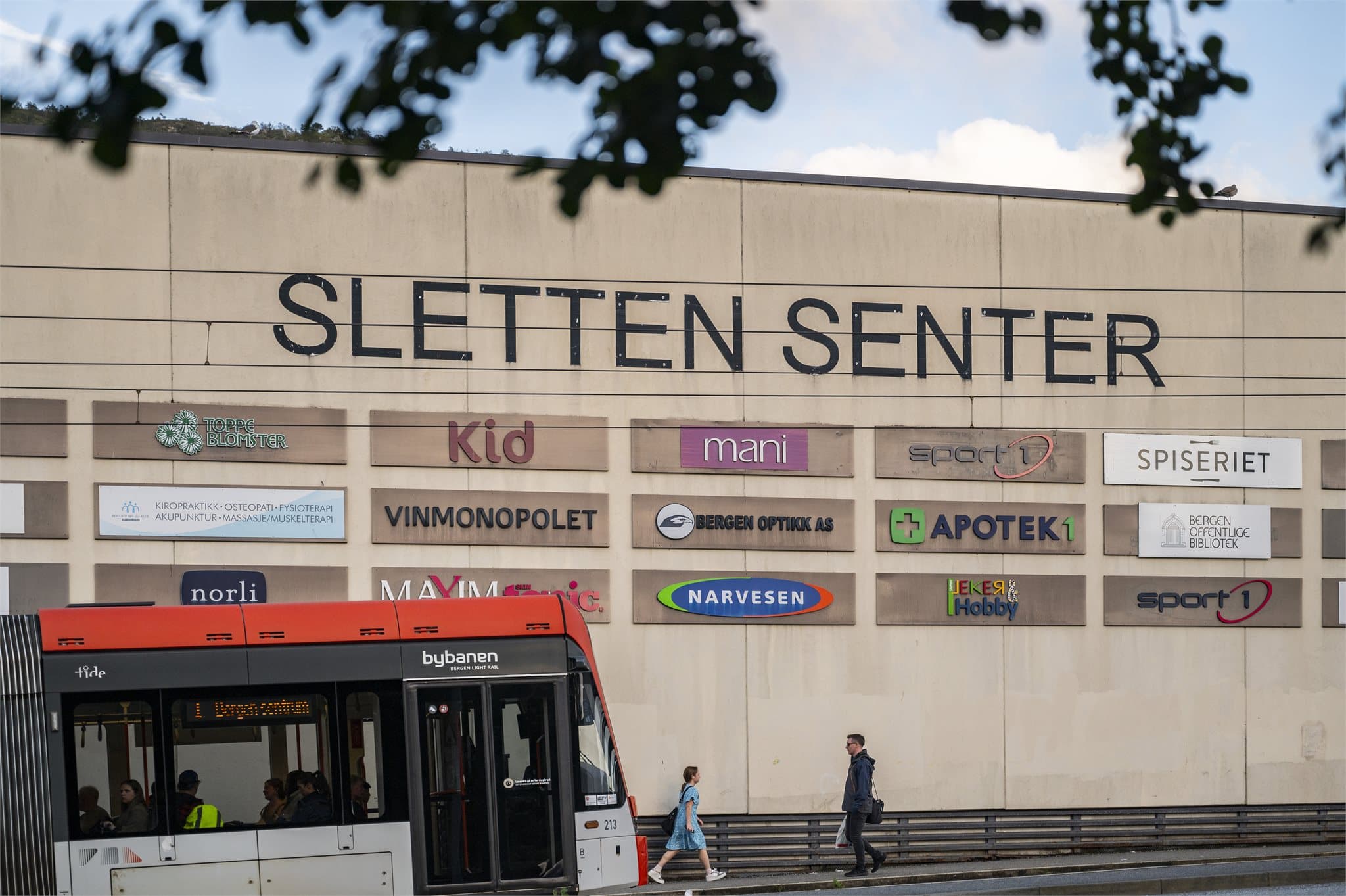 - Sletten senter bare 10 min gange fra leiligheten med diverse servicetilbud -