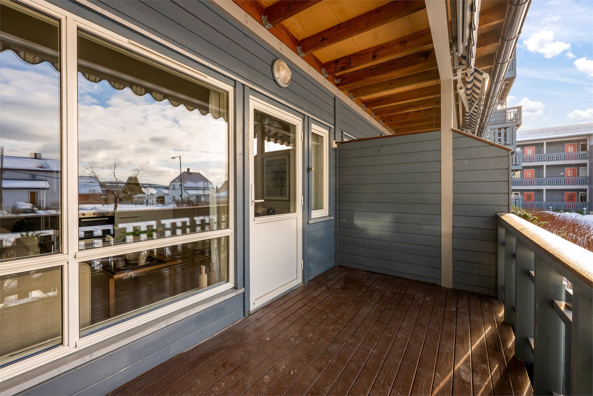 Vestvendt balkong med gode solforhold på ettermiddag og kveld.