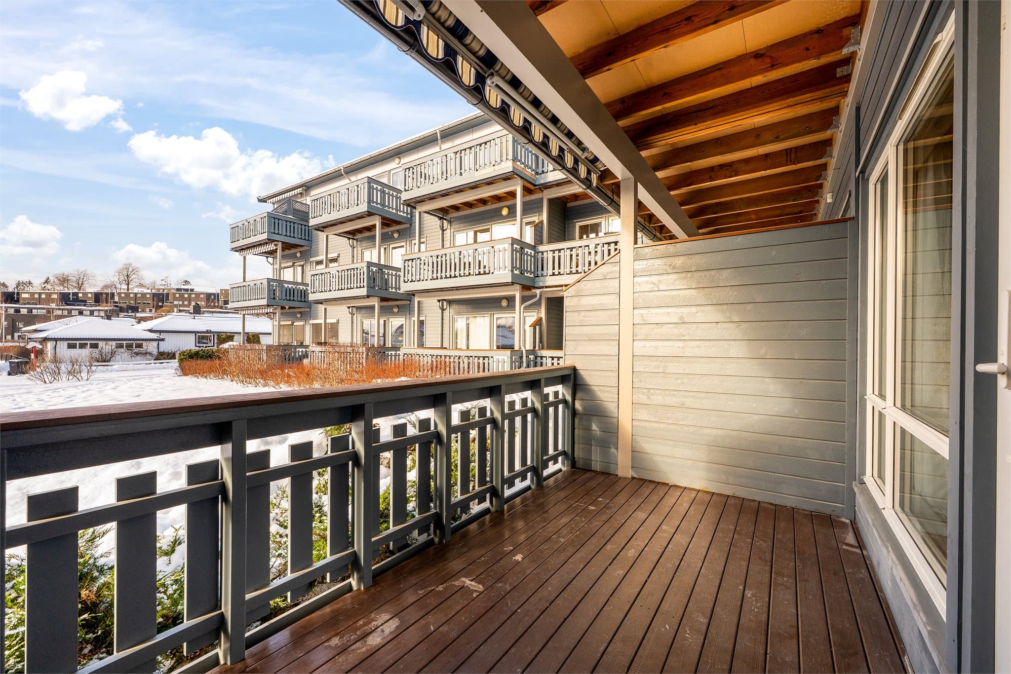 Balkongen gir ekstra oppholdsrom i sommerhalvåret.