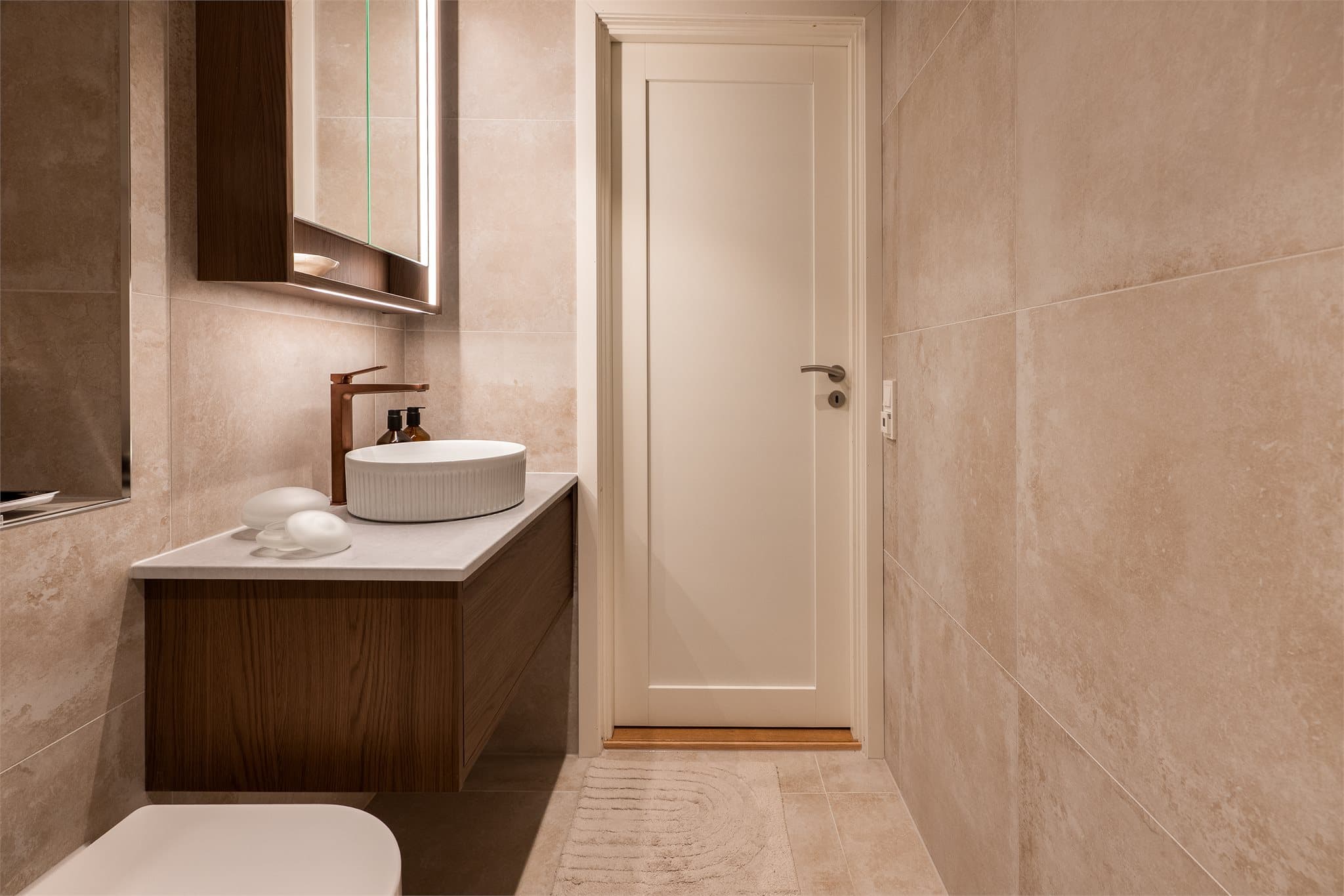 Moderne baderomsinnredning med rene linjer.