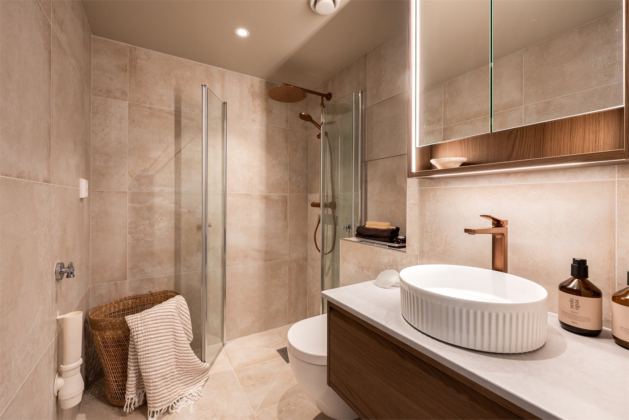 Delikat bad med fliser på gulv og vegger.