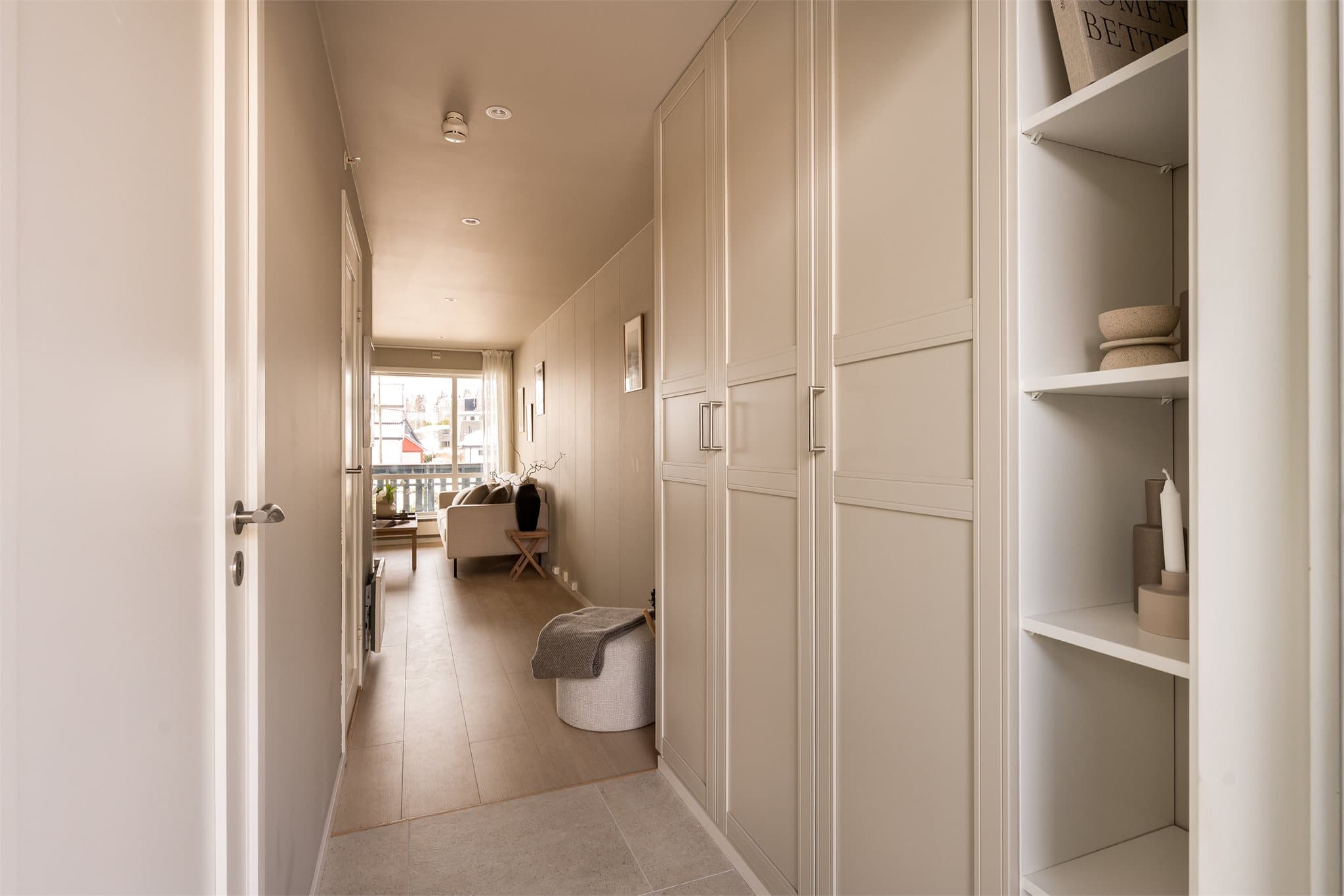 Praktisk entré med plass til oppbevaring.