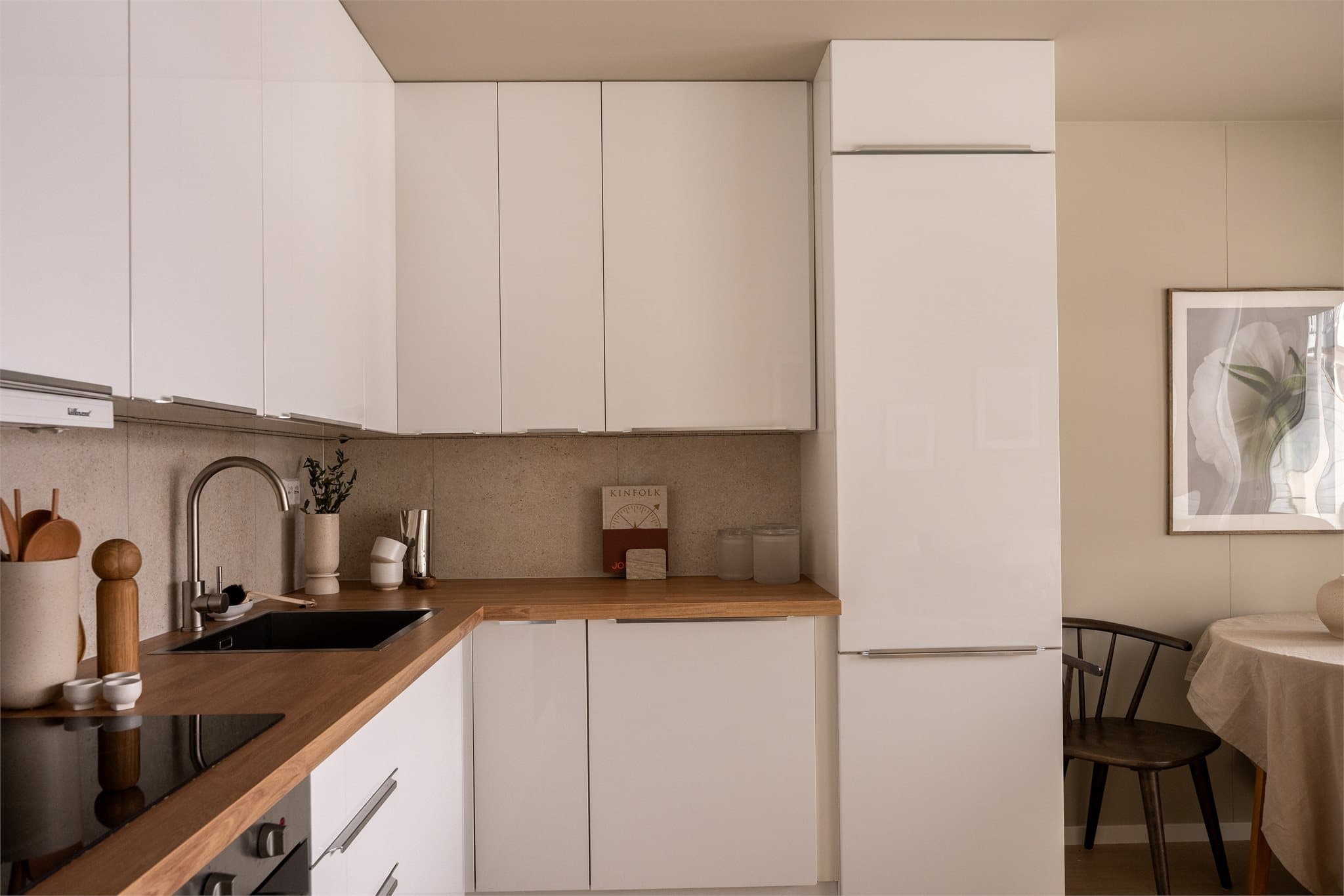 Funksjonelt kjøkken med gode arbeidsflater og praktisk planløsning.