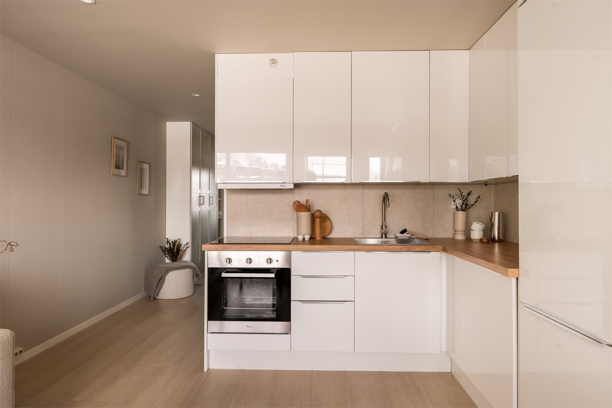 Åpen løsning mellom kjøkken og stue gir god flyt i boligen.