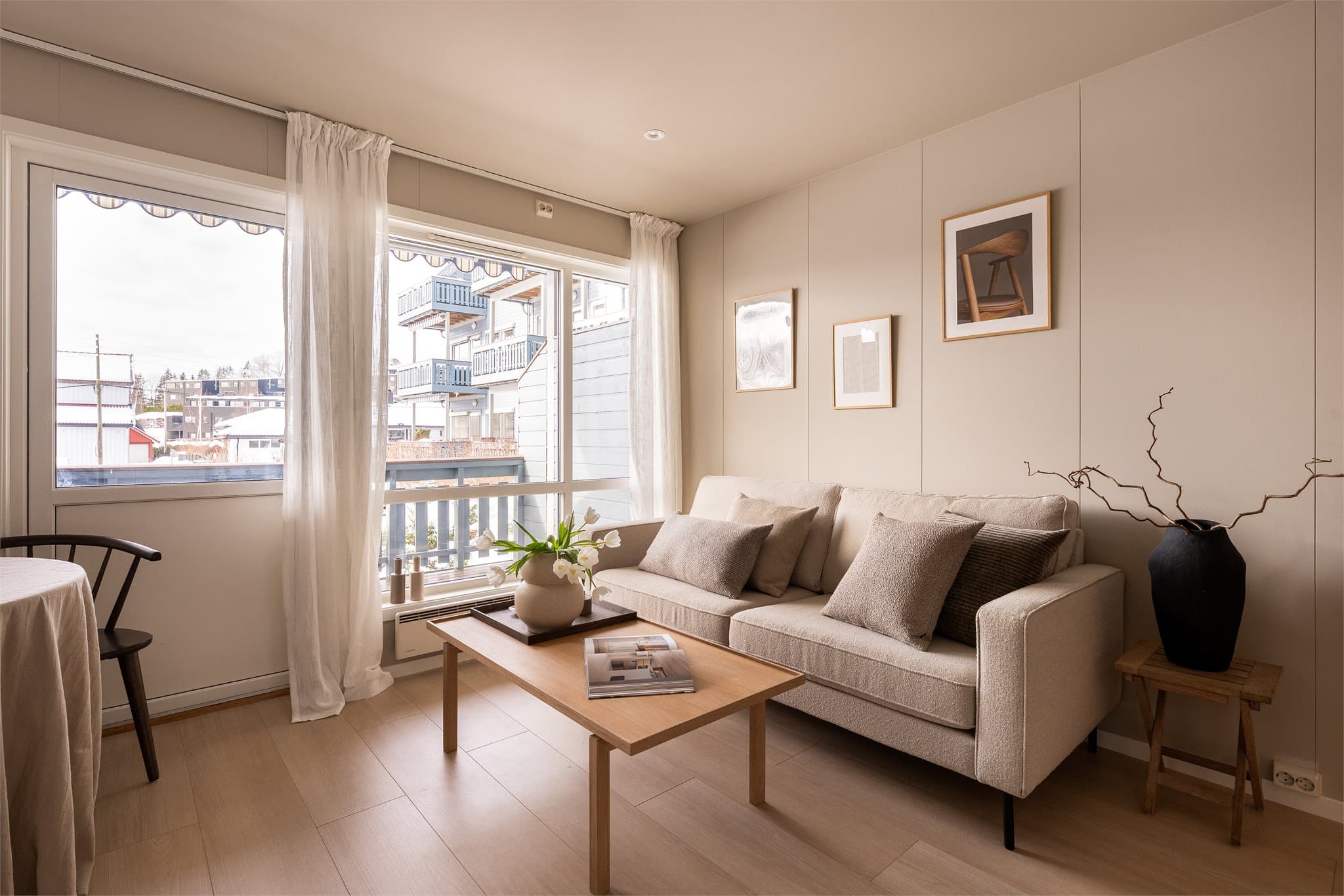 Lys og harmonisk stue med gode vindusflater og naturlig lysinnslipp.