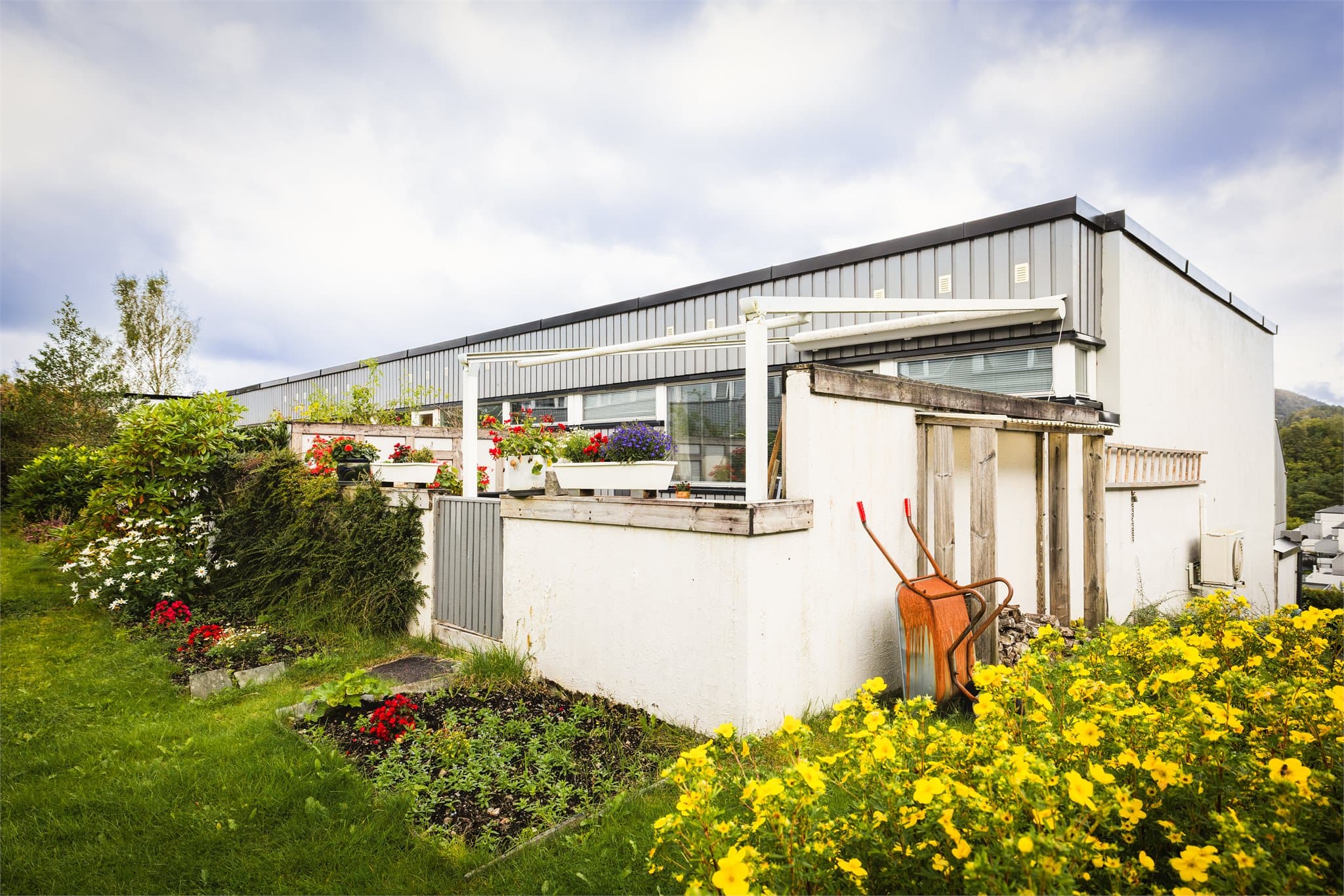 Nå har du muligheten til å sikre deg en familiebolig over to plan m/solrikt terrasseareal med mye potensial