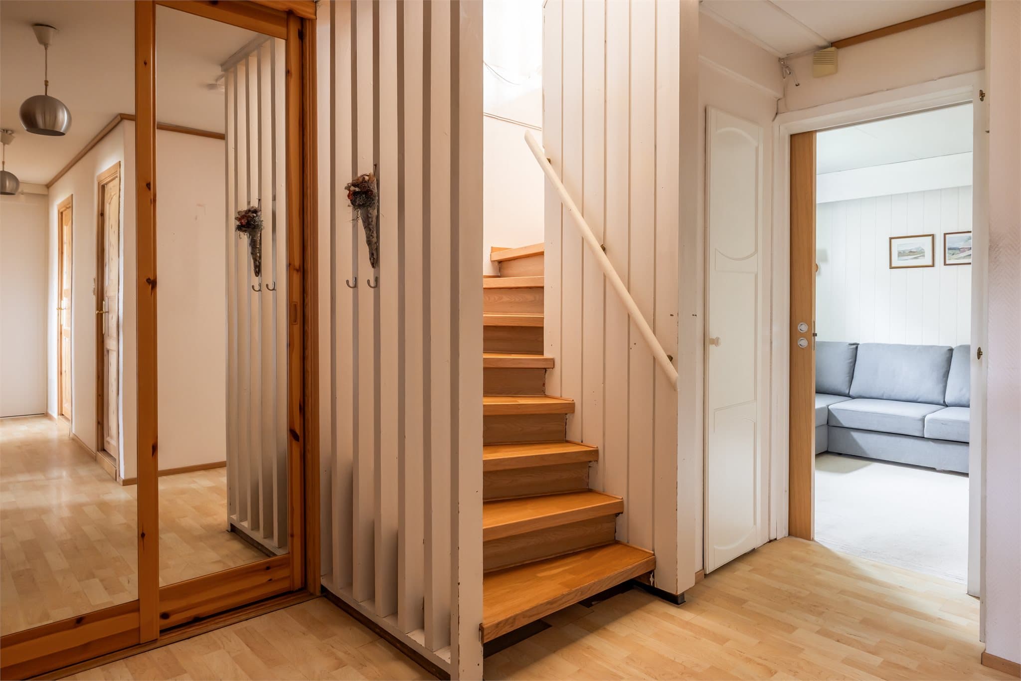 Underetasjen måler 63 m² og inneholder entré, gang, 2 soverom, bad/vaskerom, bad, kjellerstue og vaskerom