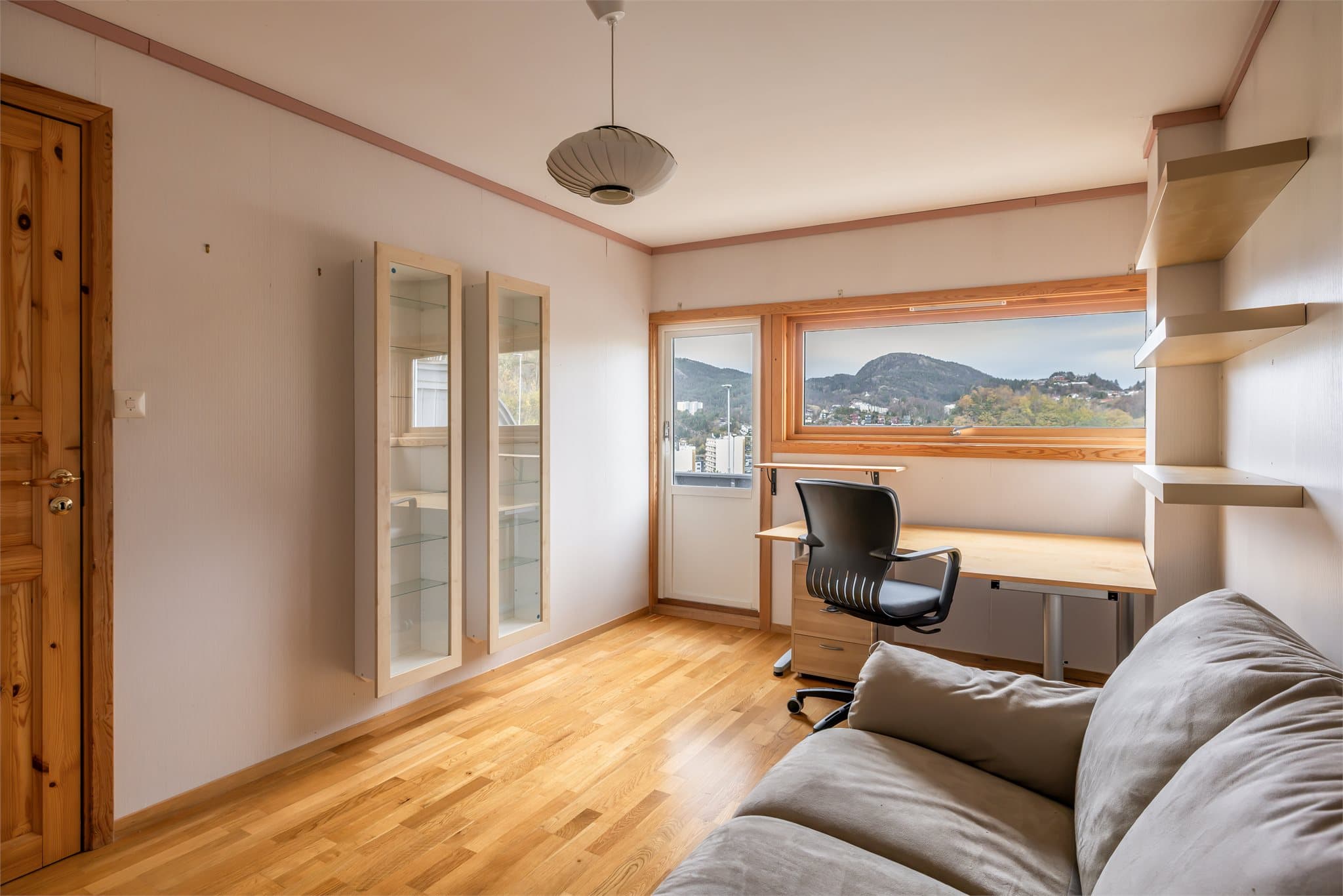 Fra soverommet har man direkte tilkomst til boligens nordvendte altan som måler 13 m²
