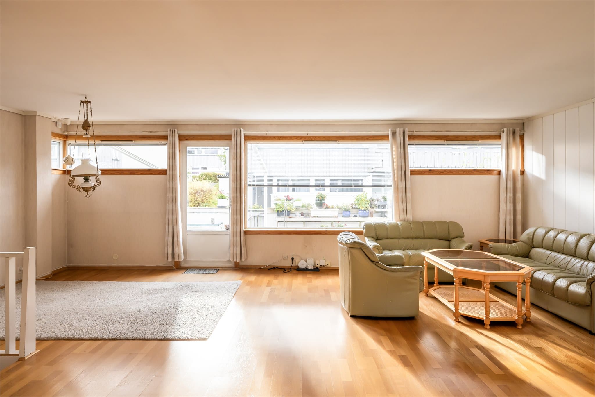 Boligen har et BRA-i på 135 m² og inneholder entré, gang, 3 soverom, bad/vaskerom, bad, kjellerstue, vaskerom og stue med delvis åpen kjøkkenløsning