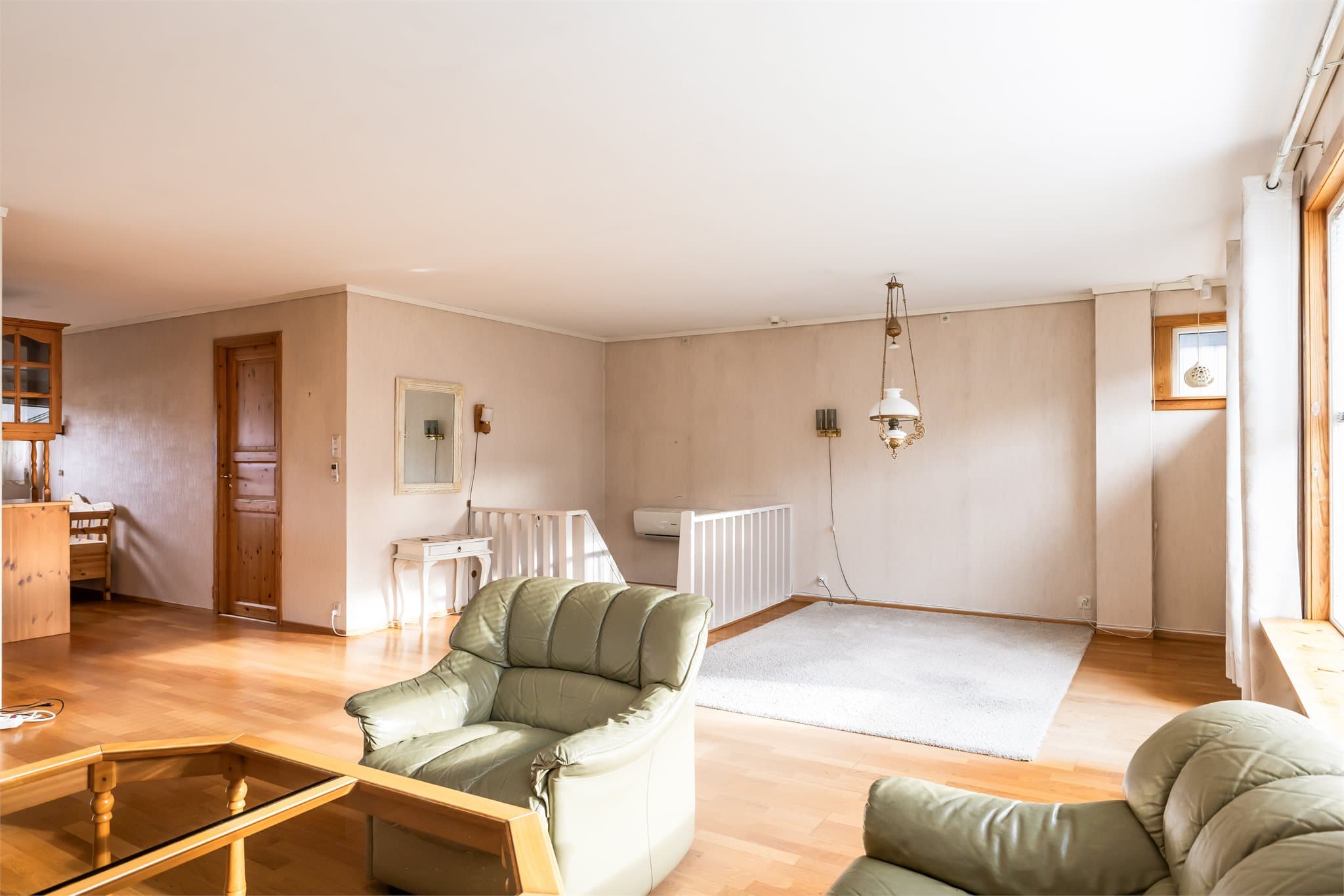 Stuens utforming gir god plass til sofa- og spisegruppe i hver sin naturlige sone