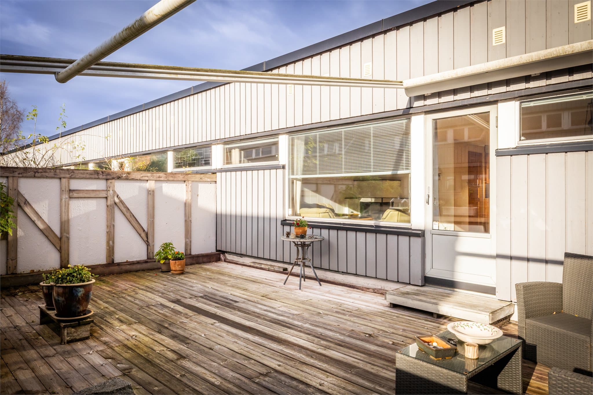 Bosett deg i en tilnærmet bilfri gate, med kort vei til både natur og daglige servicetilbud