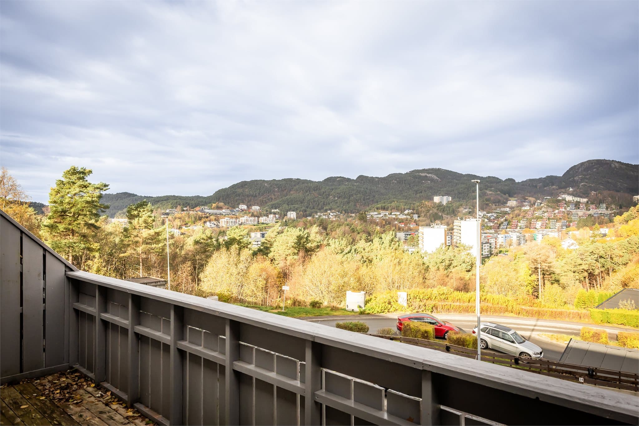 På sommerstid kan man nyte sommersol fra ca. kl. 18 til kl. 22.15