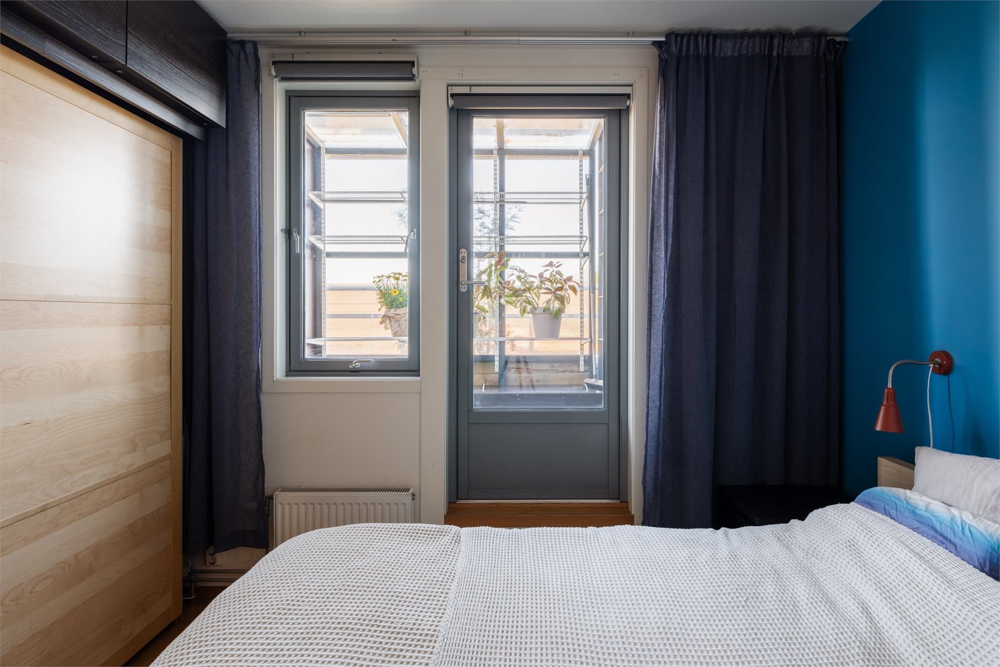 Hovedsoverommet har god plass til dobbeltseng og en romslig garderobeløsning.