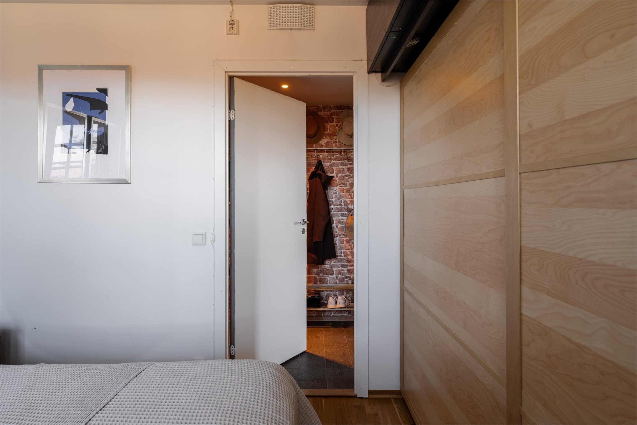 Fra soverommet er det direkte tilgang til gangen, som binder boligen sammen.