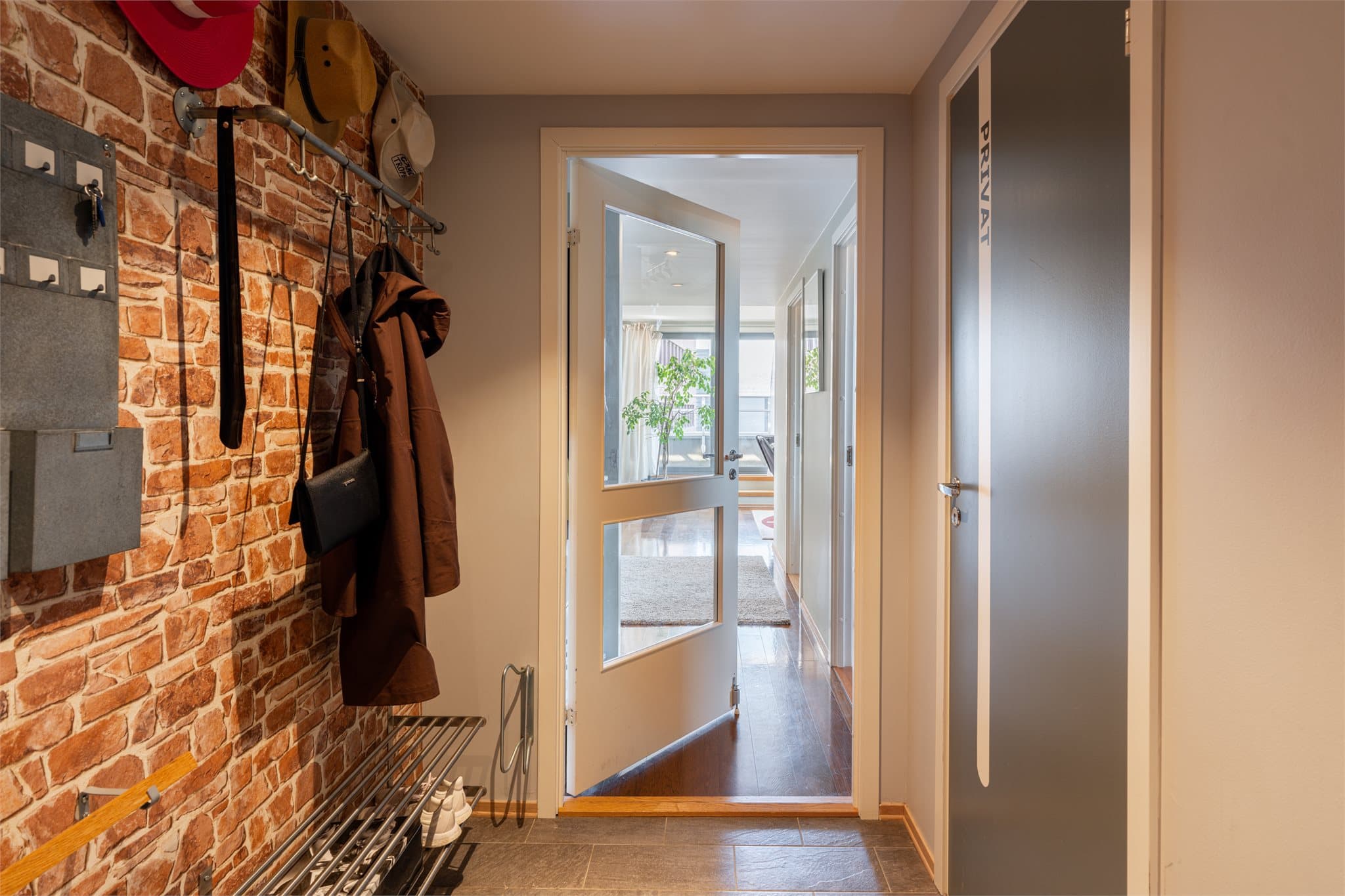 Stor og romslig entré med god plass til garderobeskap, hvor yttertøy enkelt kan henges opp og sko settes fra seg