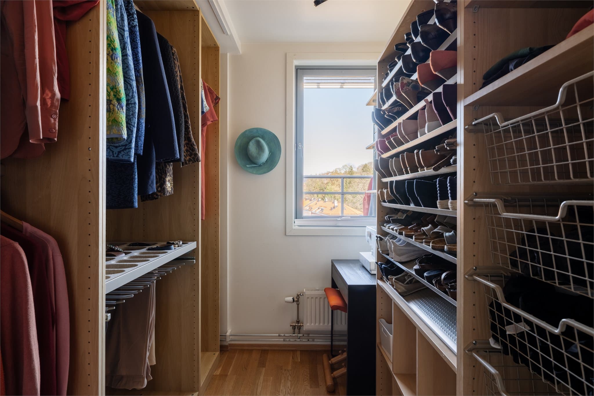 Det som er soverom 2 benyttes i dag som et walk-in closet