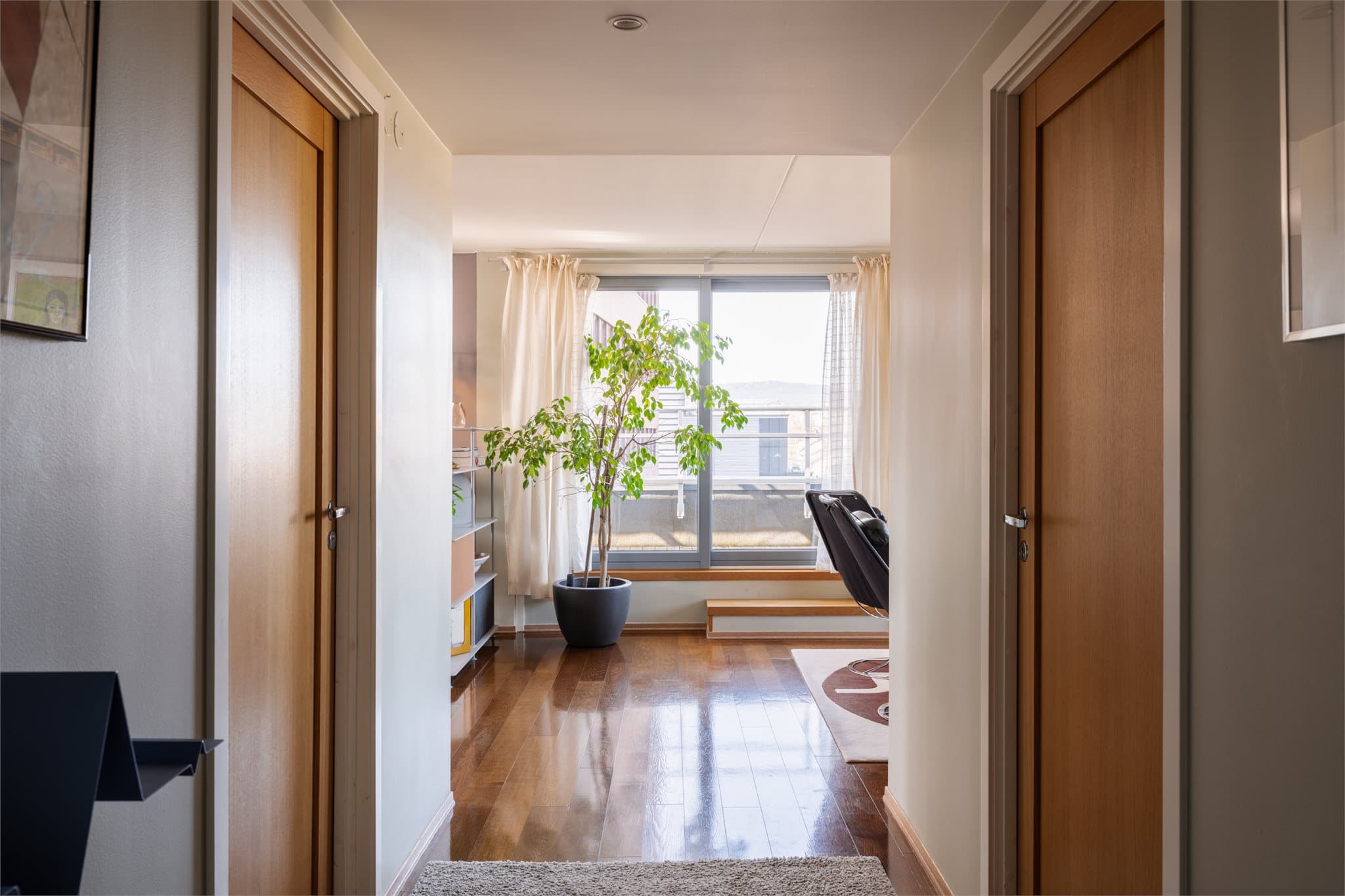 Den sentrale gangen binder alle rommene sammen og leder mot den lyse stuen.