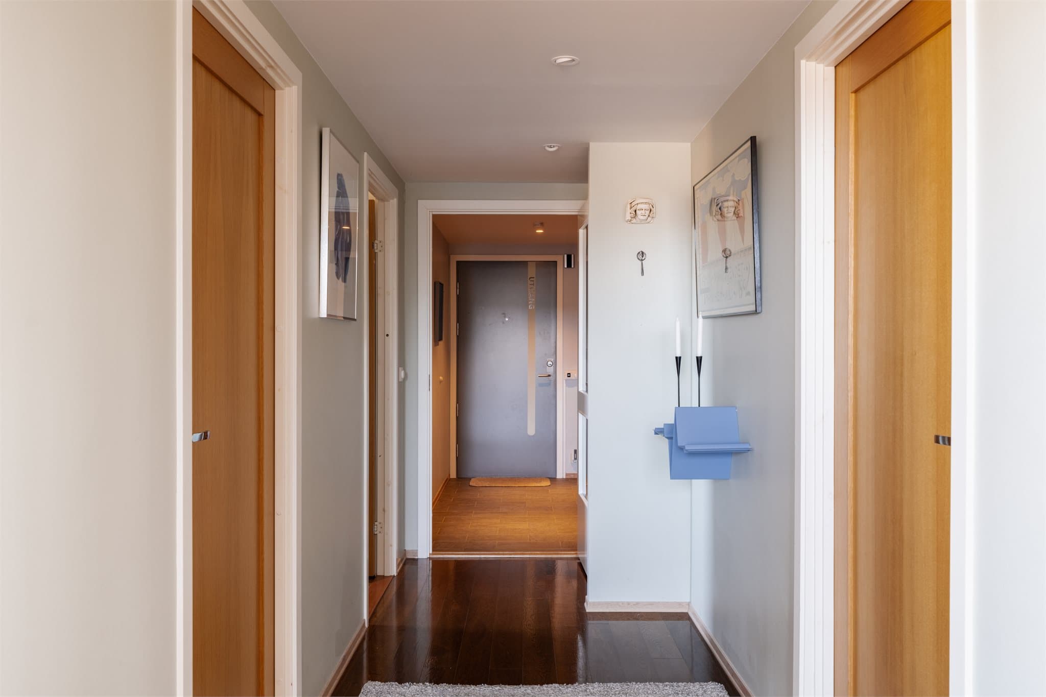 Et blikk tilbake mot entréen fra den indre gangen.