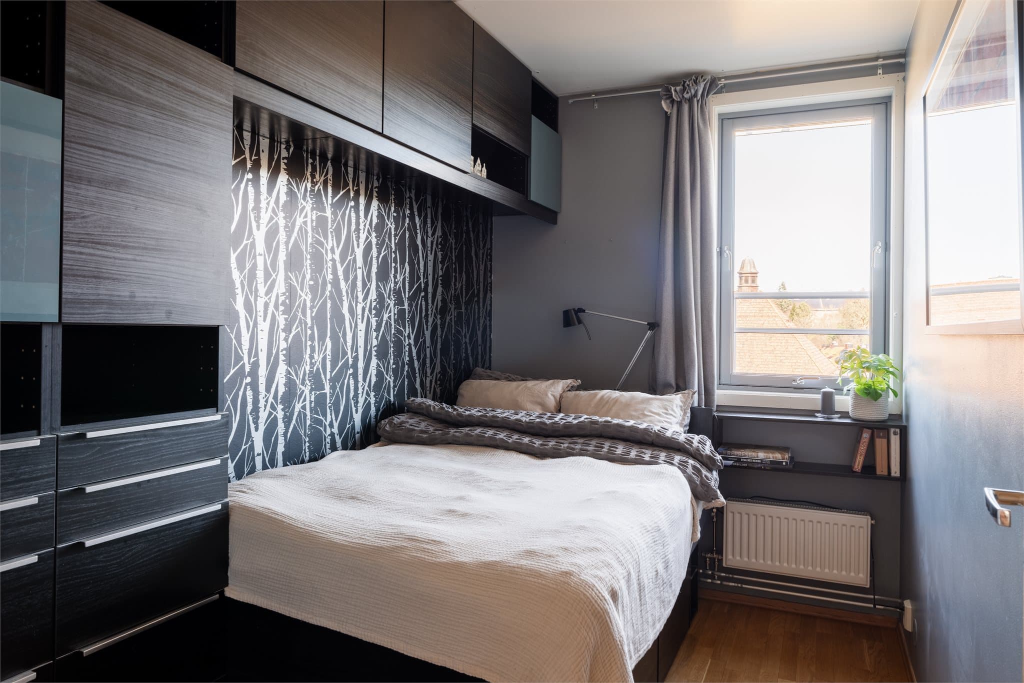 Leilighetens tredje soverom, effektivt innredet med plassbygde skapløsninger.