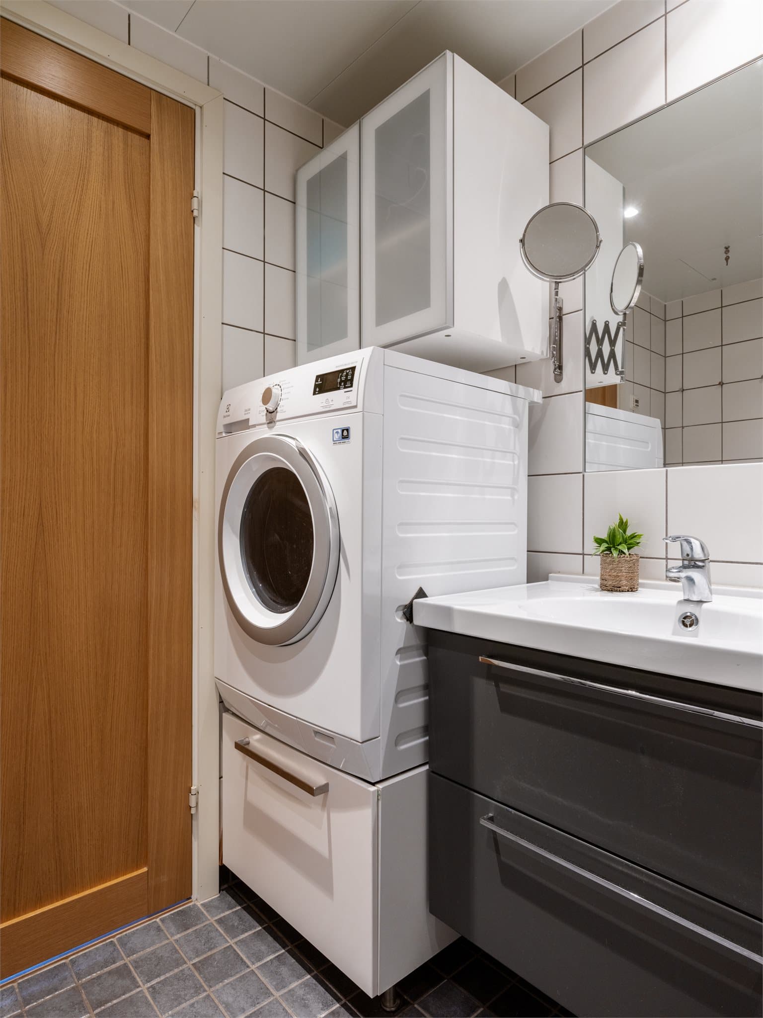 Varmtvann og fyring er inkludert i felleskostnadene, som gir rimeligere måndelige boutgifter og høy bokomfort.