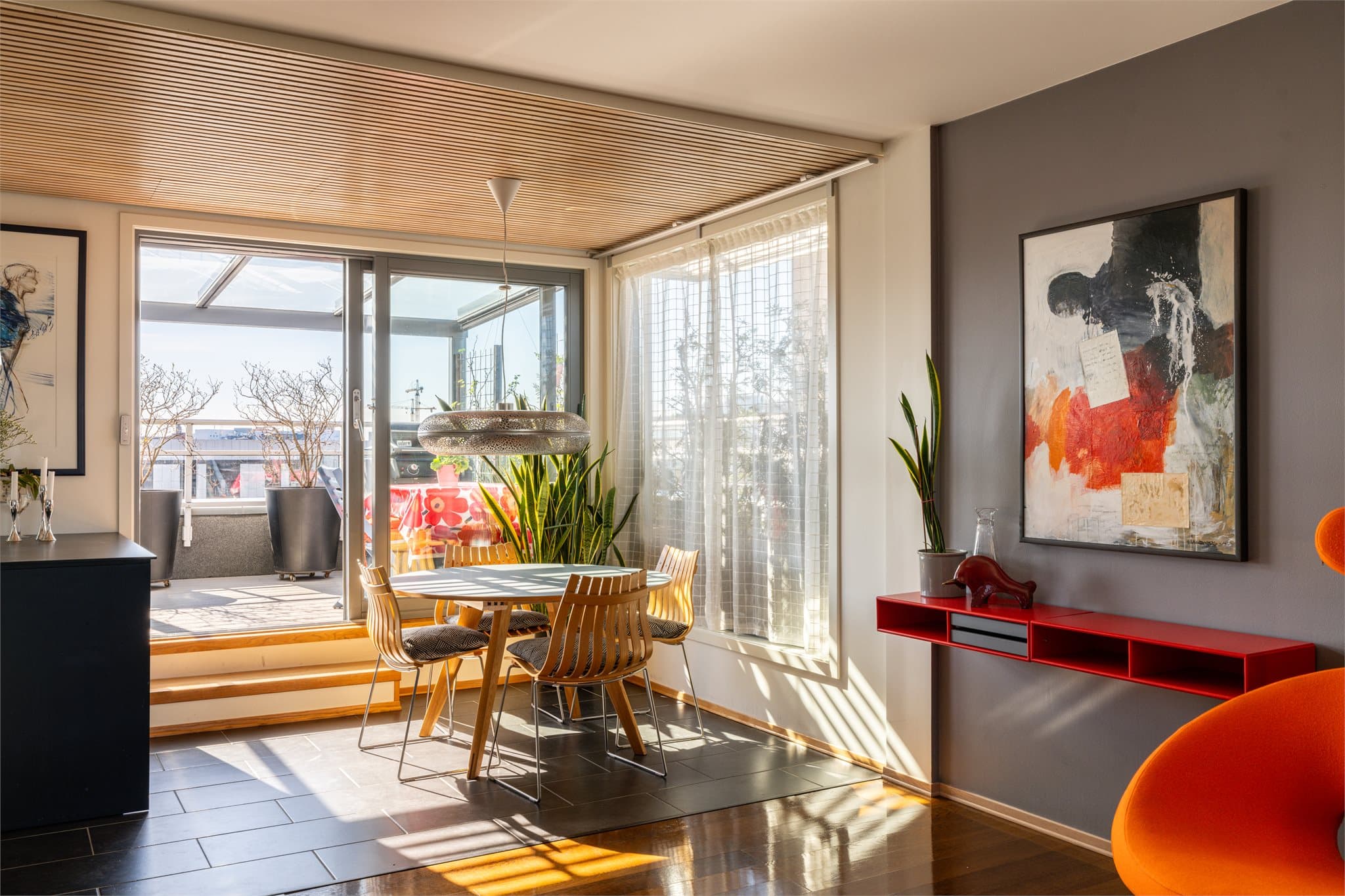 Spilehimlingen i tre over spisestuen definerer sonen og tilfører varme og karakter.