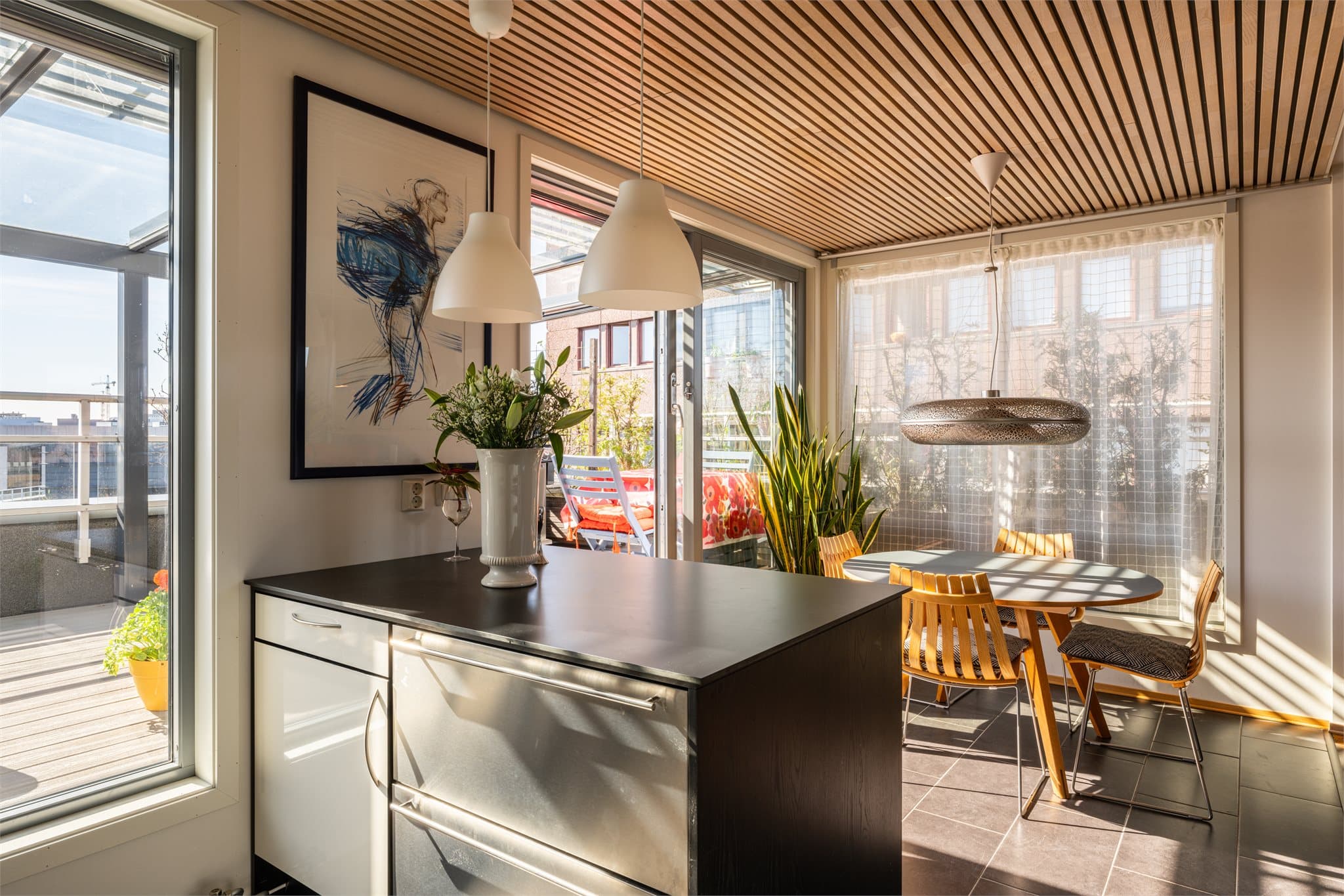 Kjøkkenøya fungerer som en naturlig romdeler og et sosialt samlingspunkt. I kjøkkenøya er det kjøleskuffer.