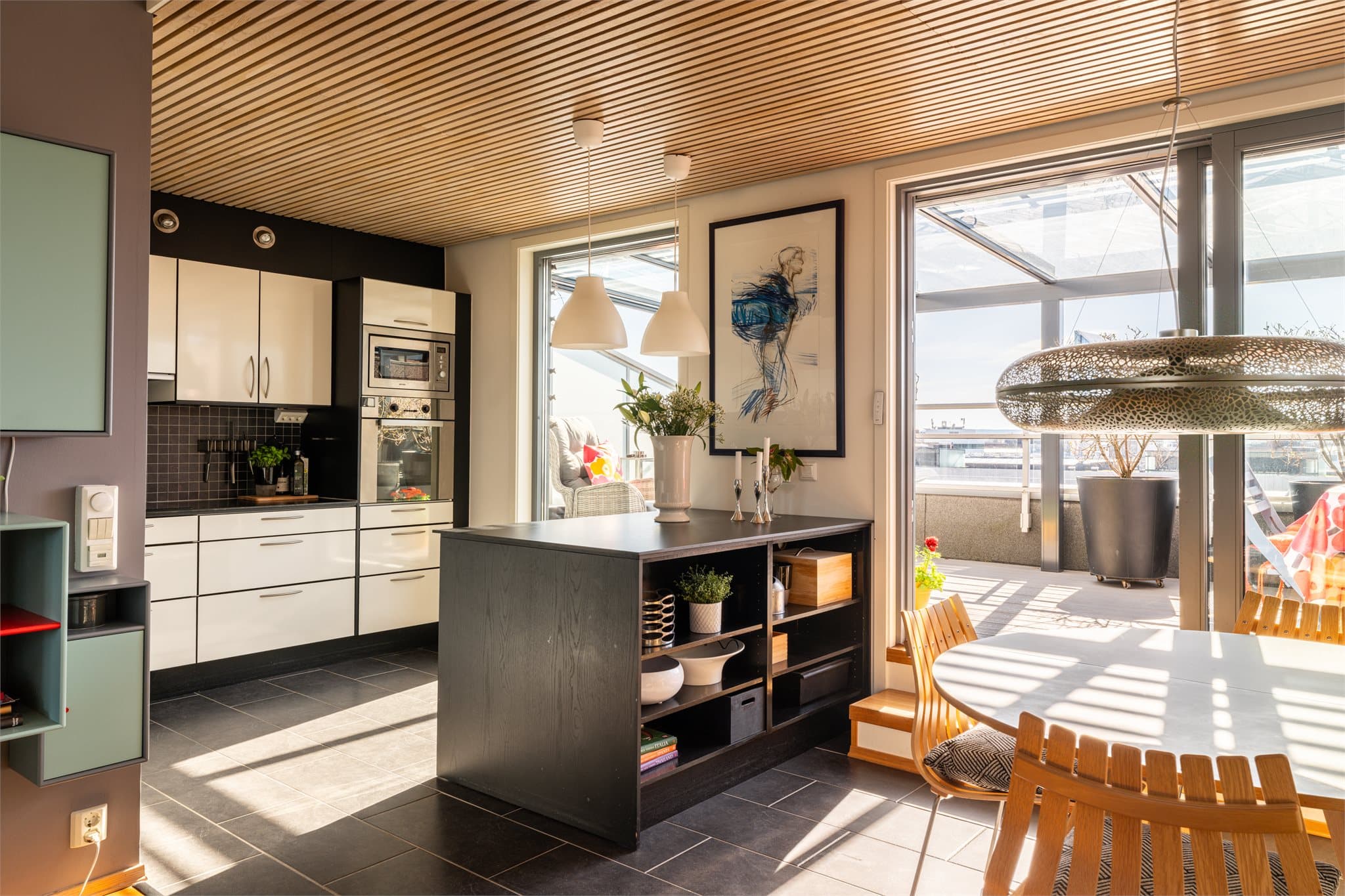 Åpen løsning mellom kjøkken og stue gir god kontakt med gjestene under matlagingen.