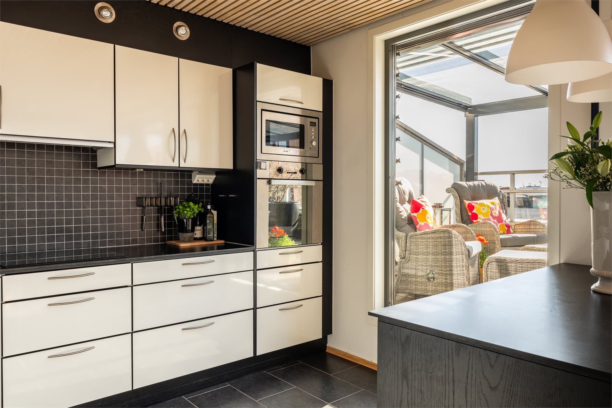 Noremakjøkkenet fra 2008/2015 har innredning med glatte fronter og fremstår delikat