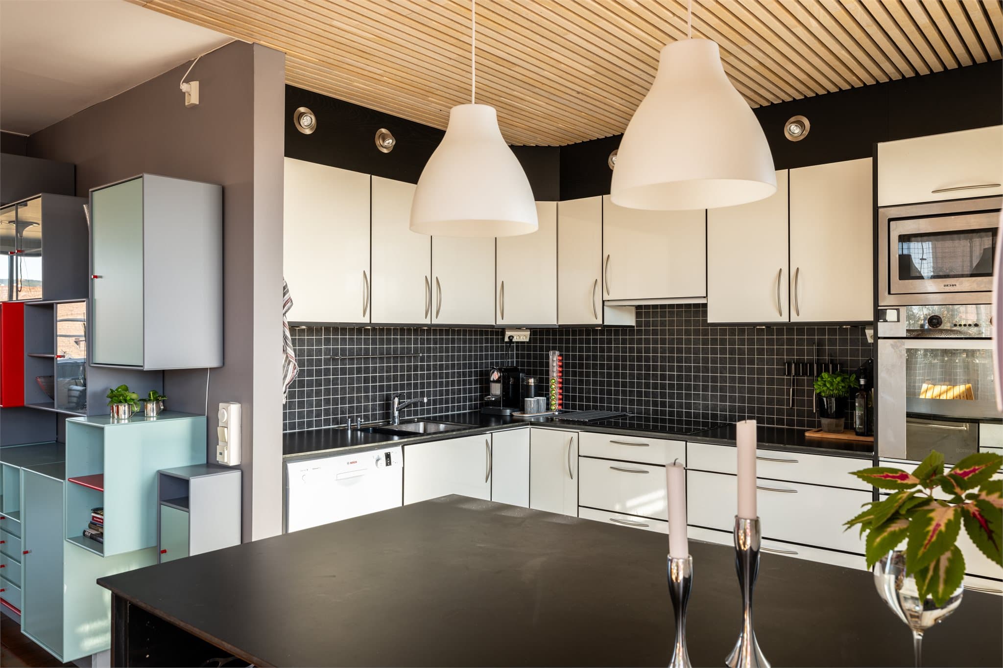 Godt med skap- og skuffeplass sikrer rikelig med oppbevaring.