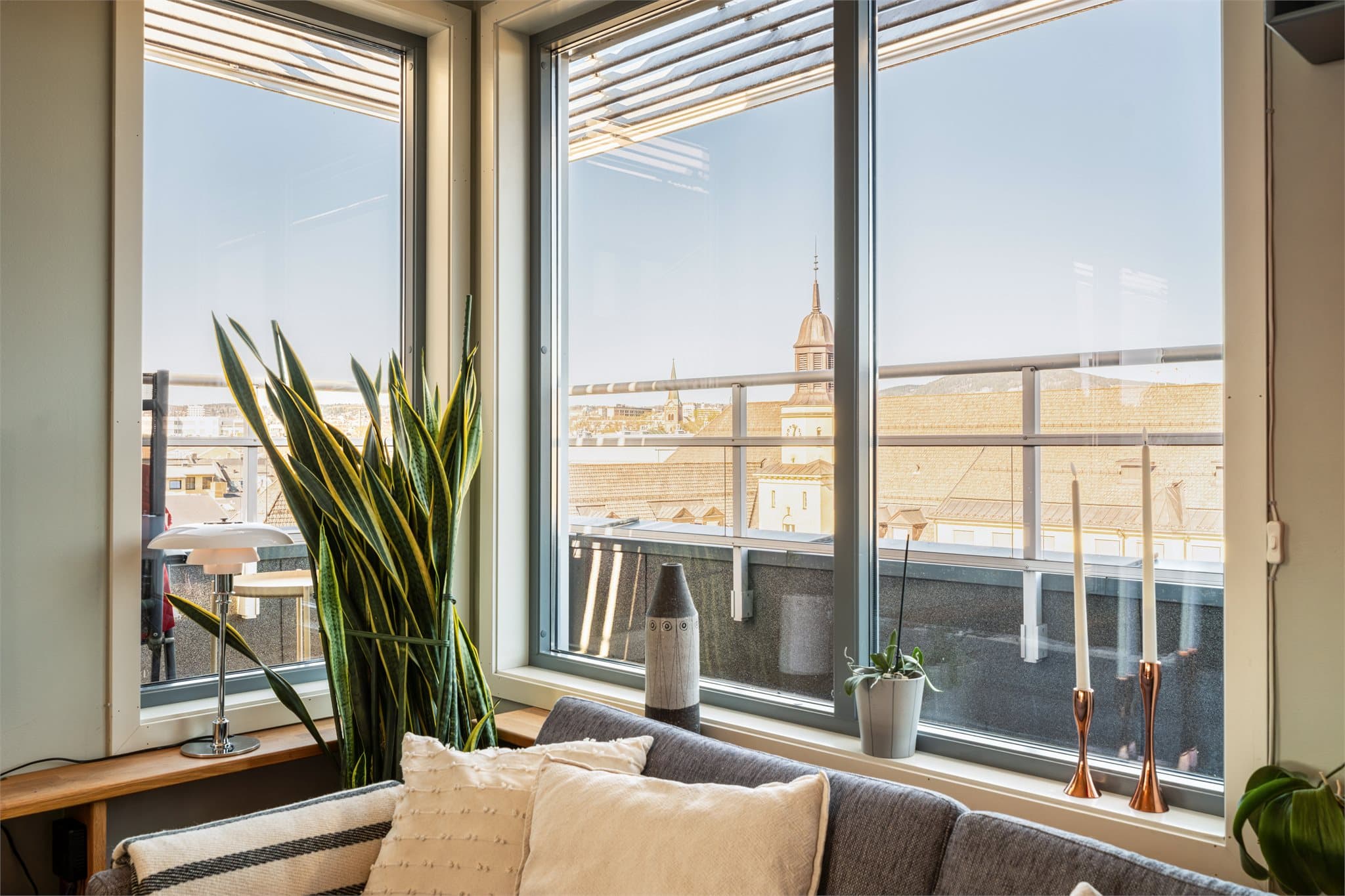 Fra stuevinduet ser man over til det historiske bygget til Hersleb skole.