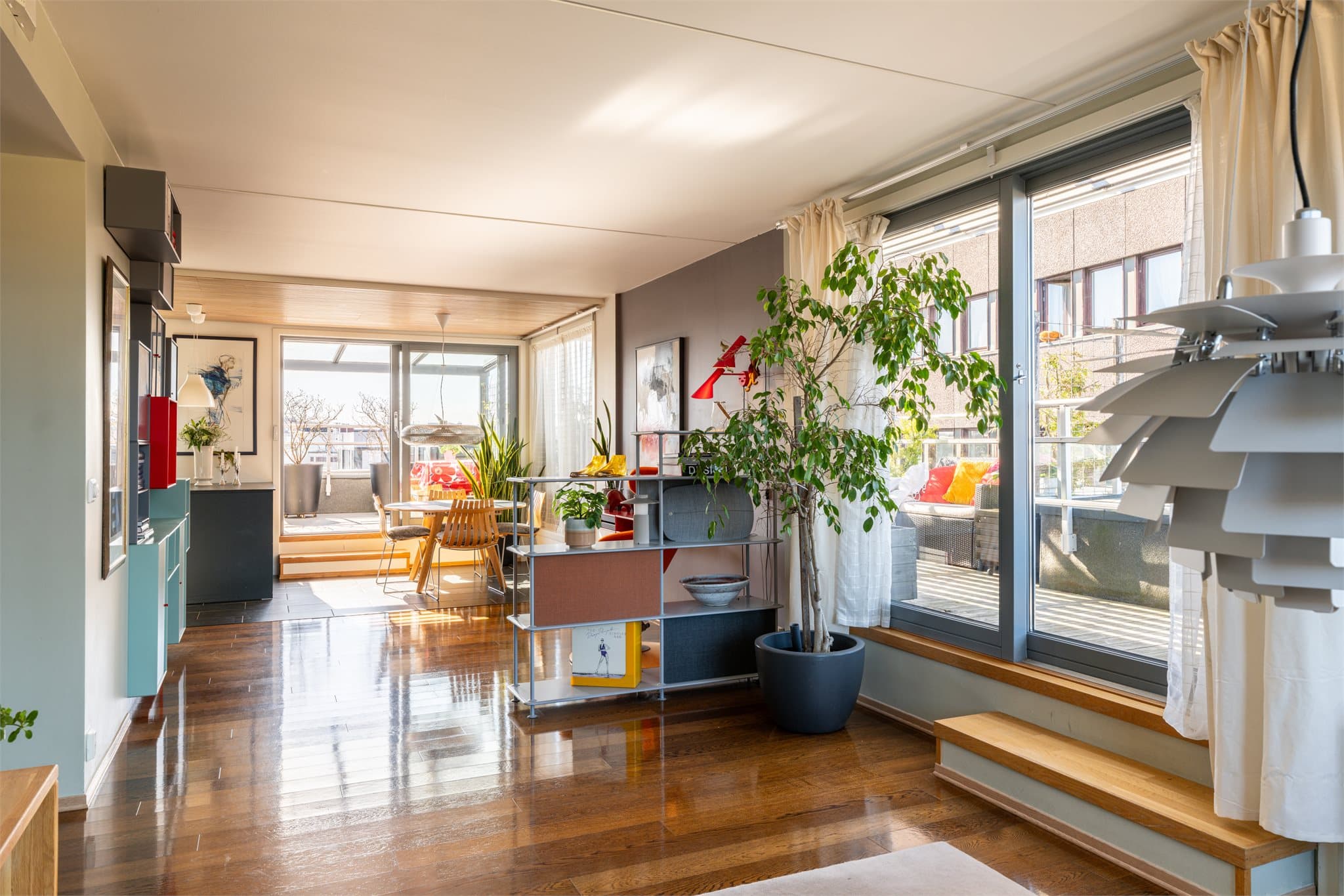 Hele leiligheten er gjennomgående, med lysinnslipp fra tre forskjellige himmelretninger.