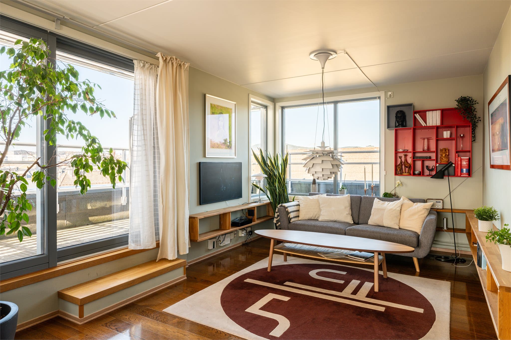 En egen TV-krok med god plass til sofa og mediamøbler. Her er det utgang til vestsiden av terrassen