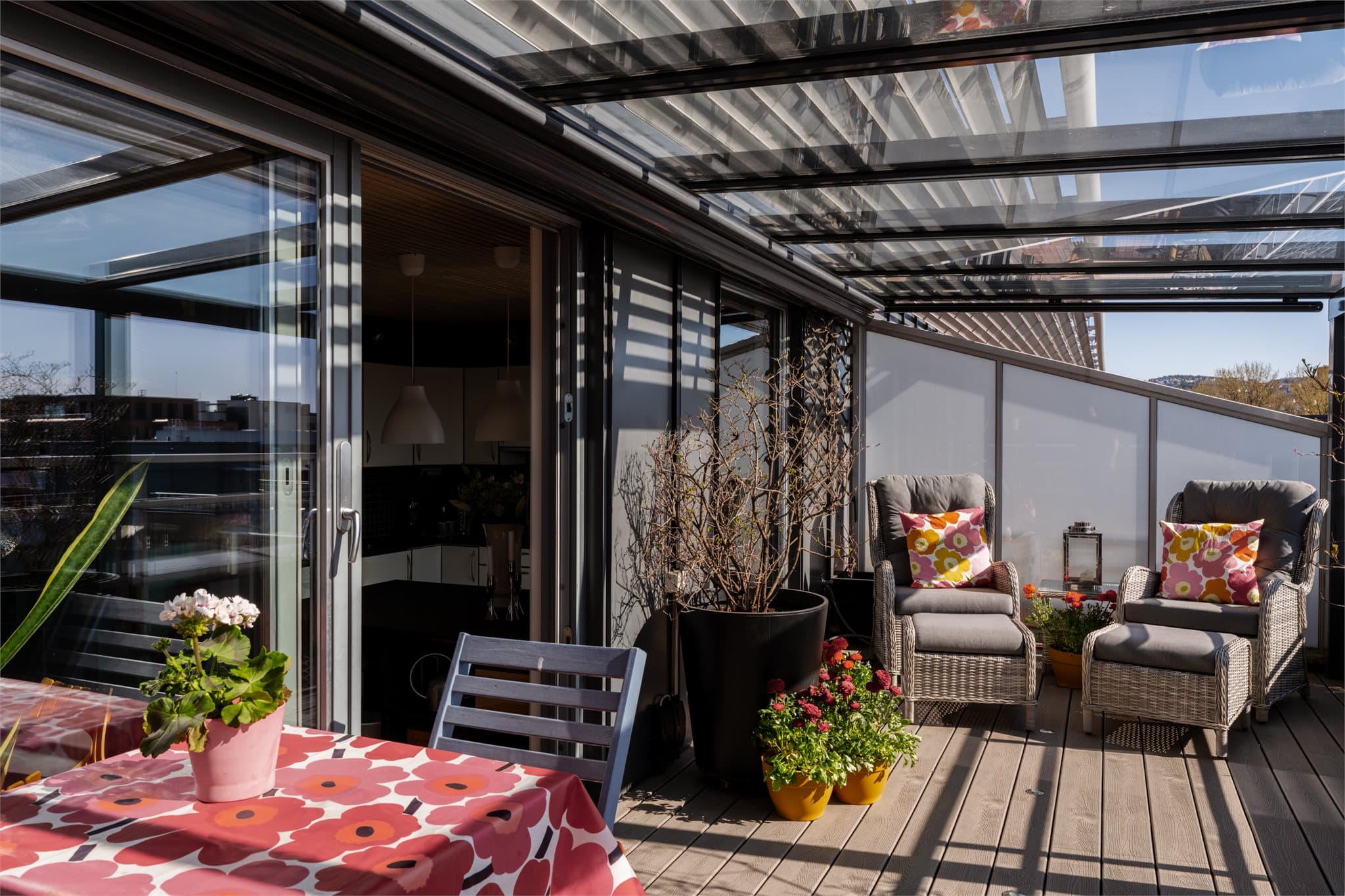 Glassveggene kan skyves helt til side for en åpen og luftig følelse.