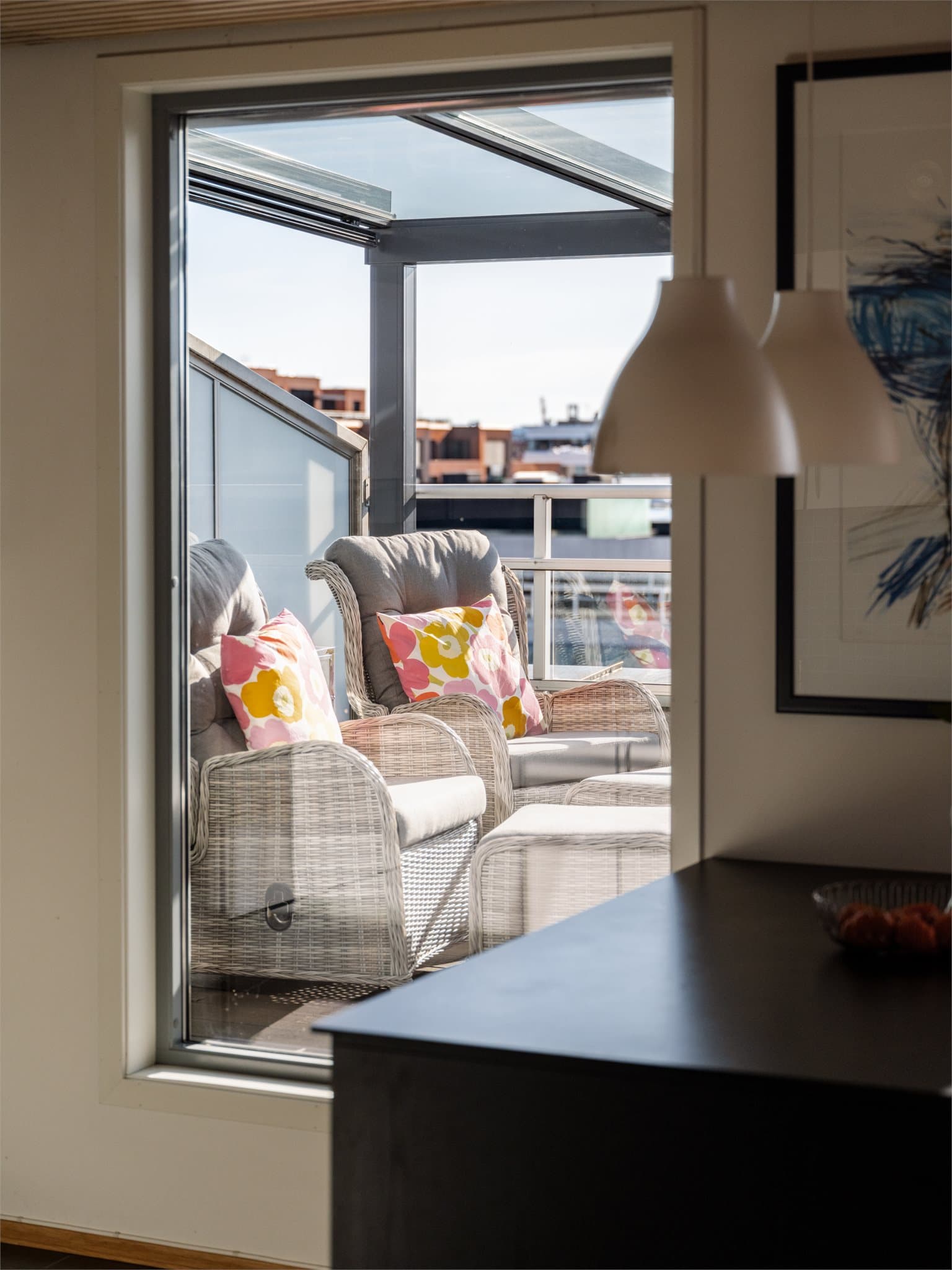 Et glimt ut til den skjermede sittegruppen på terrassen.